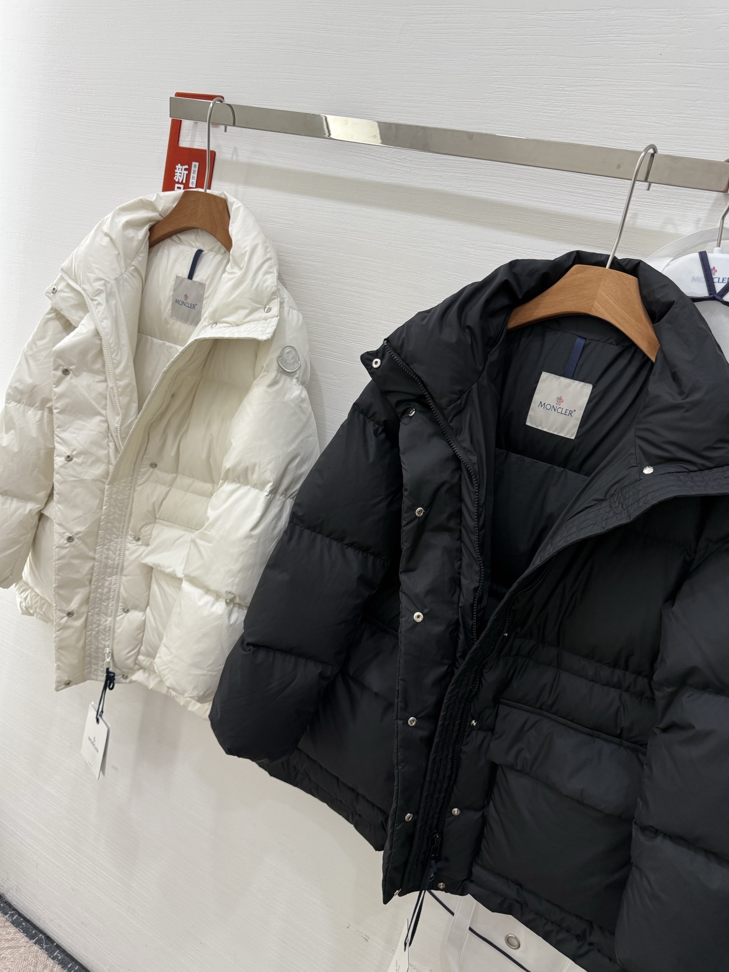 蒙口vouglans出货大口袋鹅绒服，1⃣️体感上身没有厚重感，穿起来更舒适2⃣️外观采用米白色、黑色，