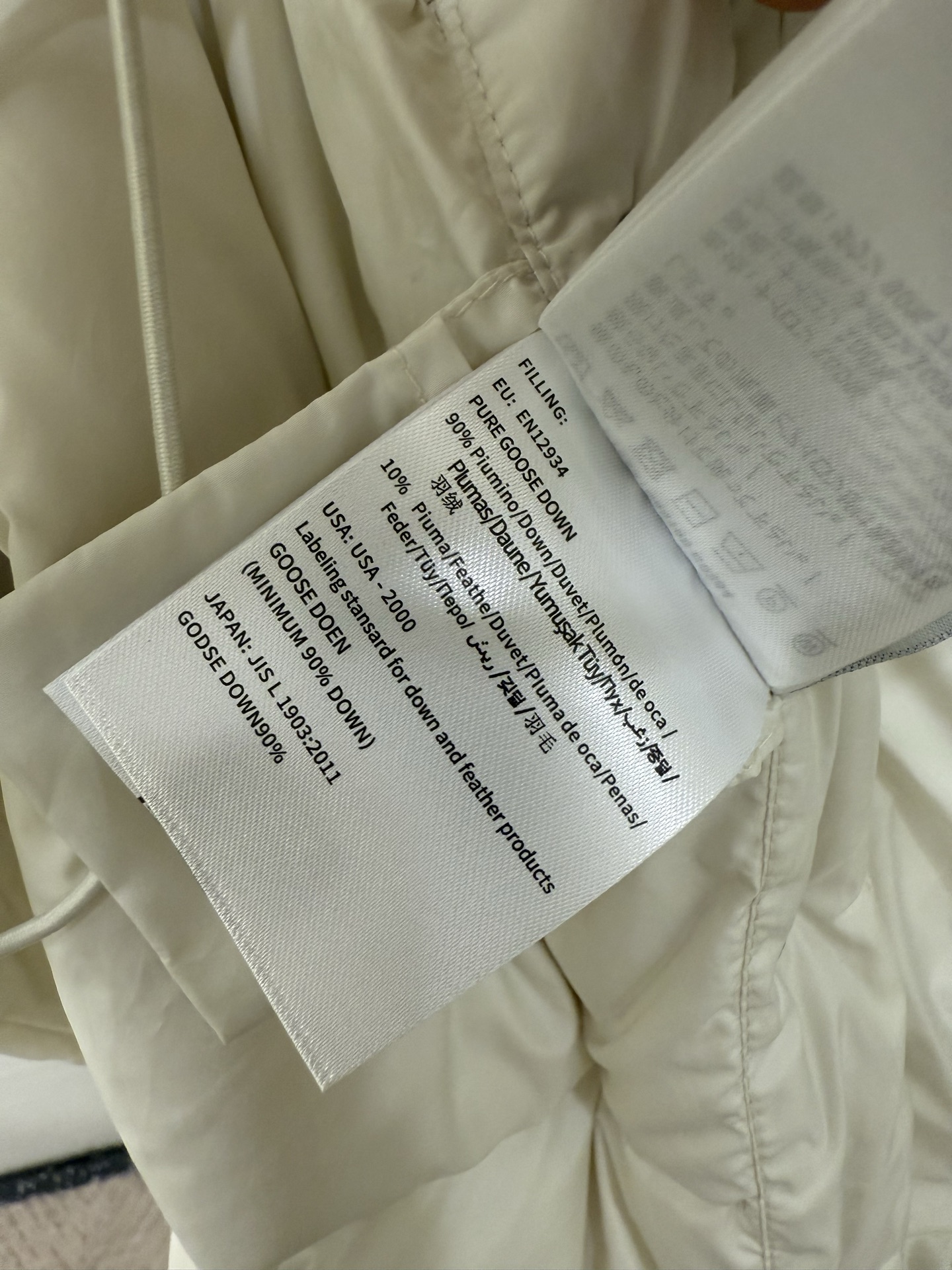 蒙口vouglans出货大口袋鹅绒服，1⃣️体感上身没有厚重感，穿起来更舒适2⃣️外观采用米白色、黑色，