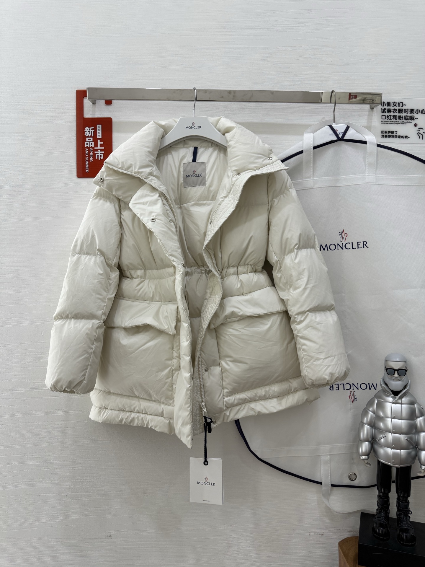 蒙口vouglans出货大口袋鹅绒服，1⃣️体感上身没有厚重感，穿起来更舒适2⃣️外观采用米白色、黑色，