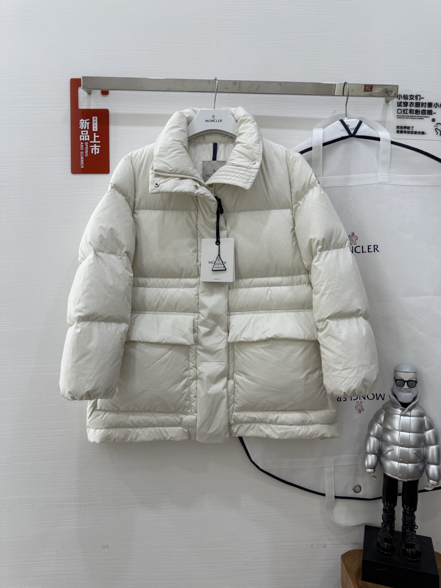 NO:549083,Shipping with dust bag vouglans, large-small goose down jacket, 1 body feels no heavy feeling, it is more comfortable to wear 2 appearance is beige and black, easy to take care of everyday 3 hat-free design makes people feel more dull 4 matching is versatile, no matter skirt or trousers, Moncler, skirts, hats, alexander wang19860909配防尘袋蒙口vouglans出货 大口袋鹅绒服, 1体感上身没有厚重感,穿起来更舒适 2外观采用米白色、黑色, 日常好打理 3无帽设计更让人觉得不沉闷 4搭配成度很万能,无论裙装,裤装都可以任性穿搭,,Moncler,skirts,hats,alexander wang,Women's clothing