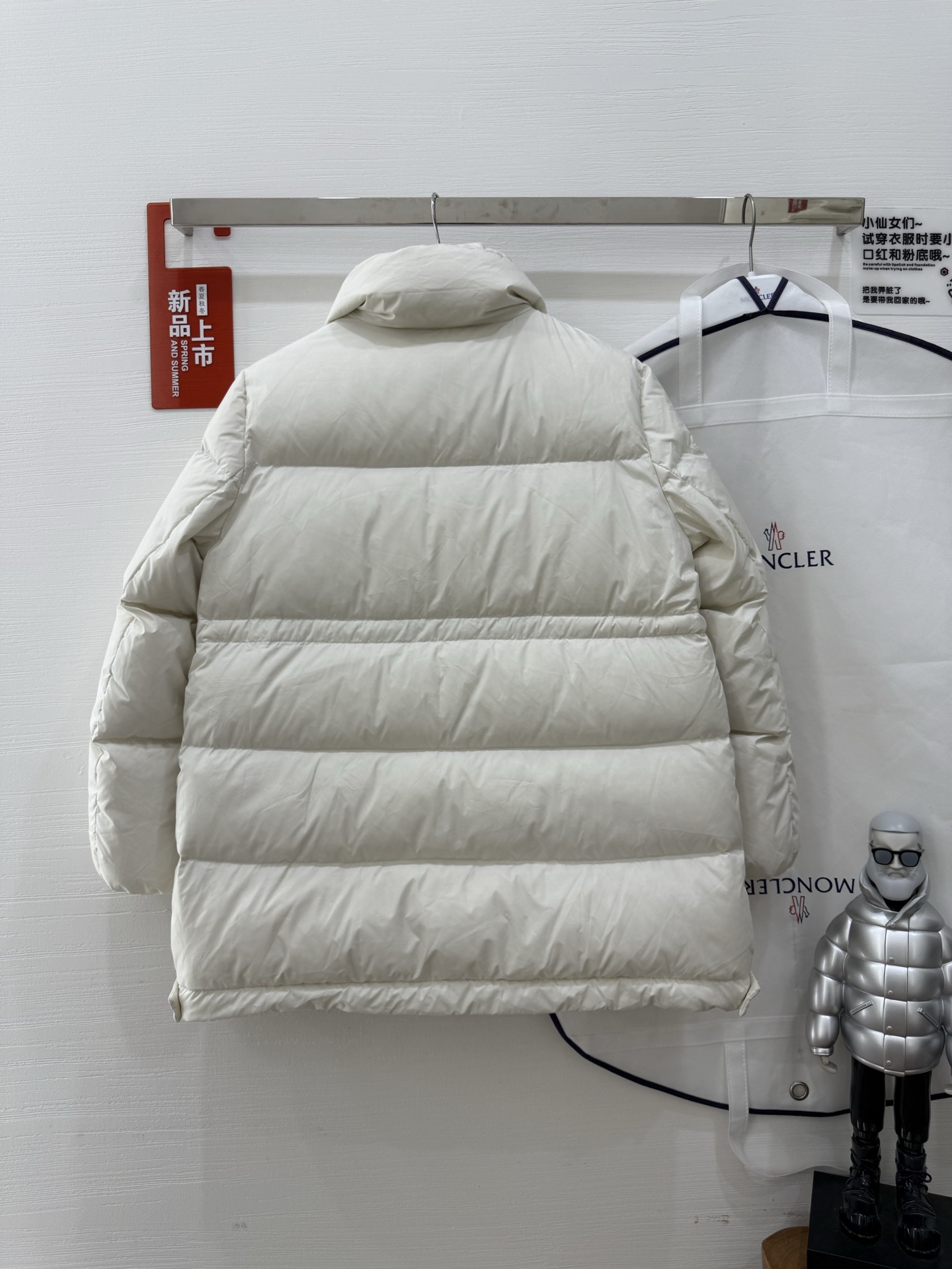 蒙口vouglans出货大口袋鹅绒服，1⃣️体感上身没有厚重感，穿起来更舒适2⃣️外观采用米白色、黑色，