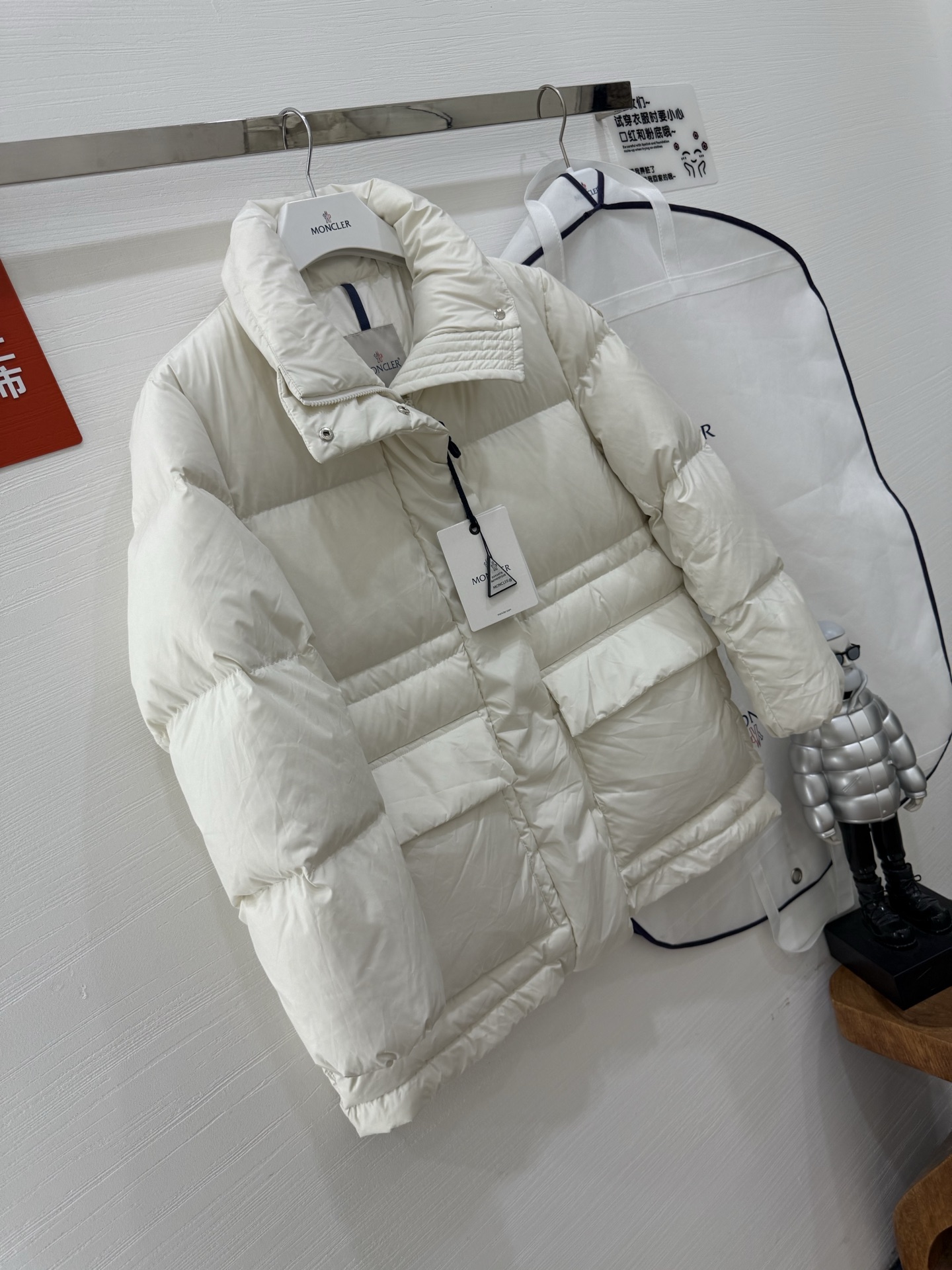 蒙口vouglans出货大口袋鹅绒服，1⃣️体感上身没有厚重感，穿起来更舒适2⃣️外观采用米白色、黑色，