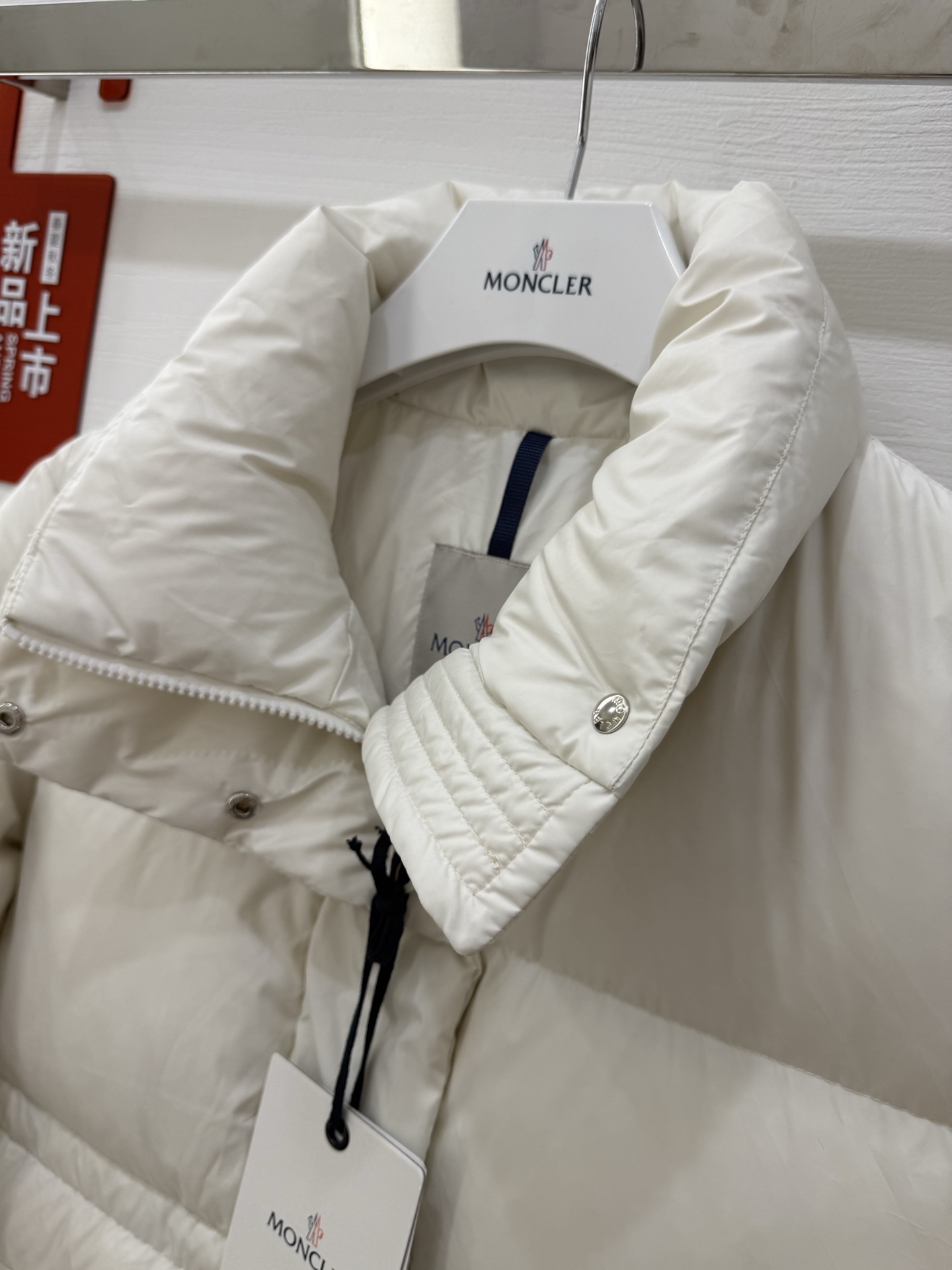 蒙口vouglans出货大口袋鹅绒服，1⃣️体感上身没有厚重感，穿起来更舒适2⃣️外观采用米白色、黑色，