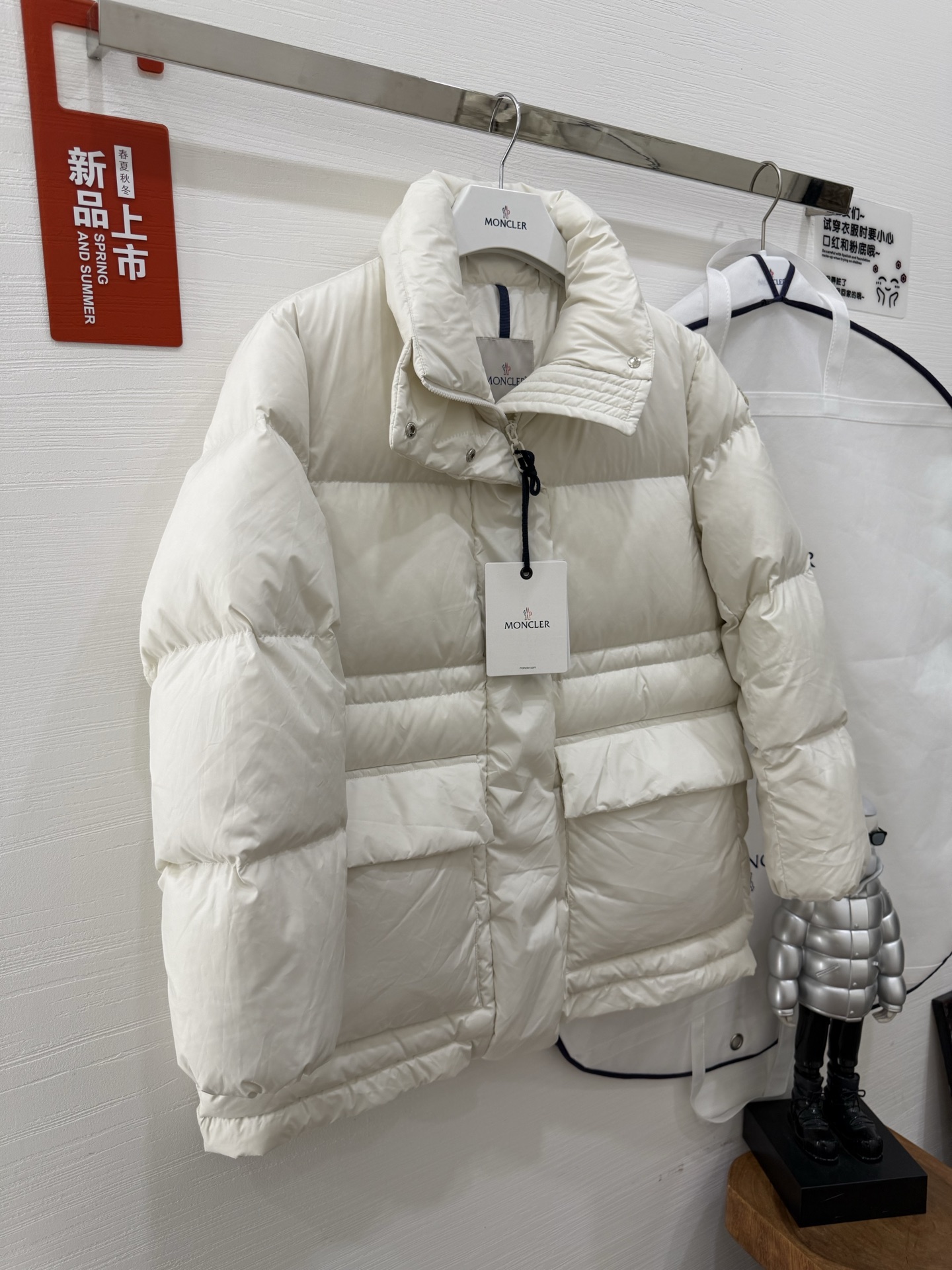 蒙口vouglans出货大口袋鹅绒服，1⃣️体感上身没有厚重感，穿起来更舒适2⃣️外观采用米白色、黑色，