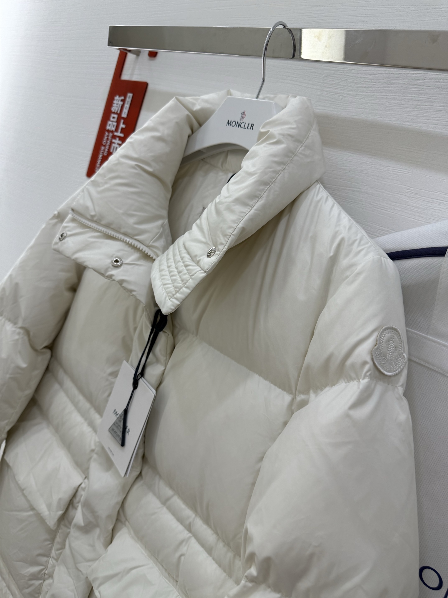 蒙口vouglans出货大口袋鹅绒服，1⃣️体感上身没有厚重感，穿起来更舒适2⃣️外观采用米白色、黑色，