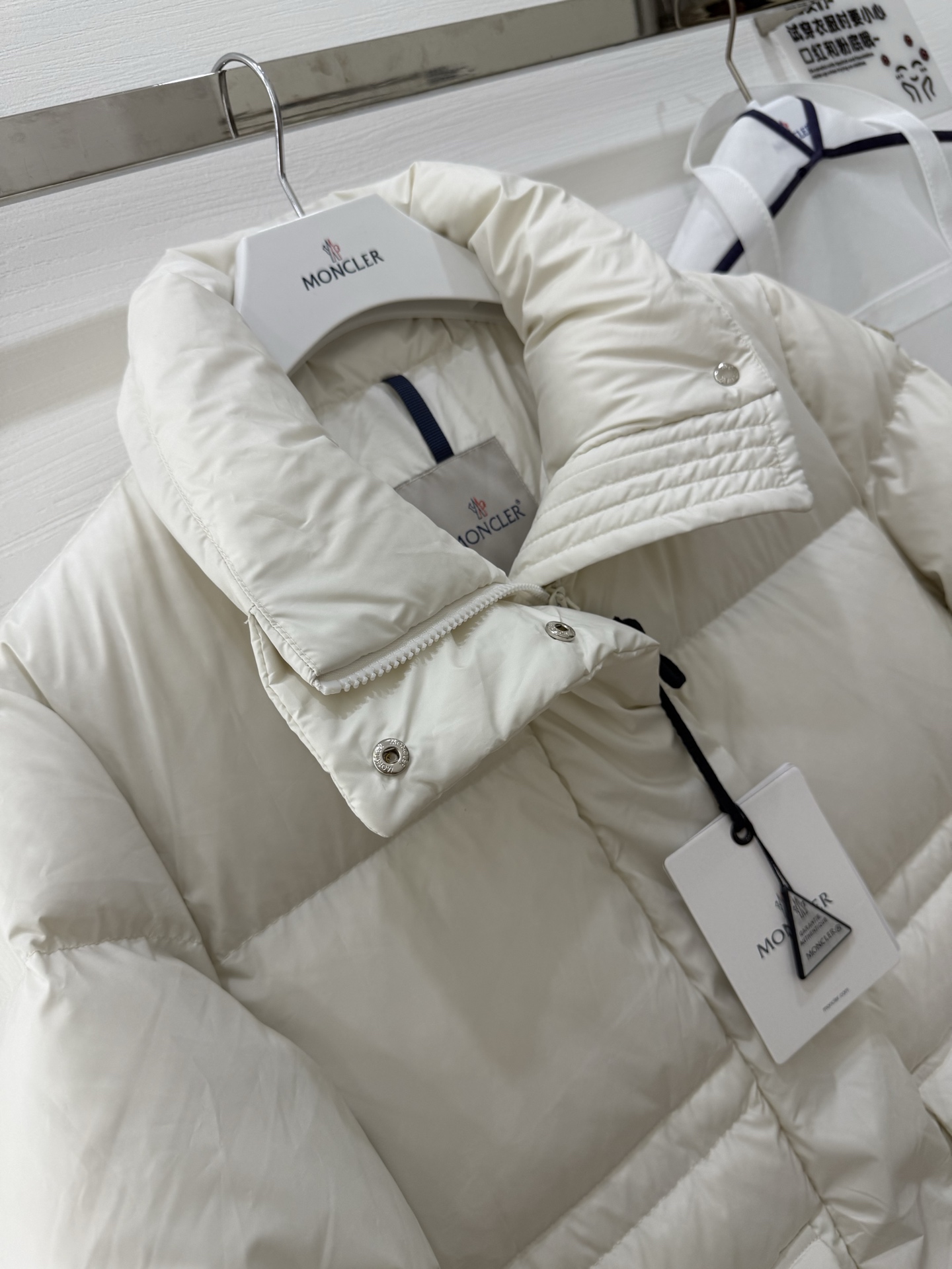 蒙口vouglans出货大口袋鹅绒服，1⃣️体感上身没有厚重感，穿起来更舒适2⃣️外观采用米白色、黑色，