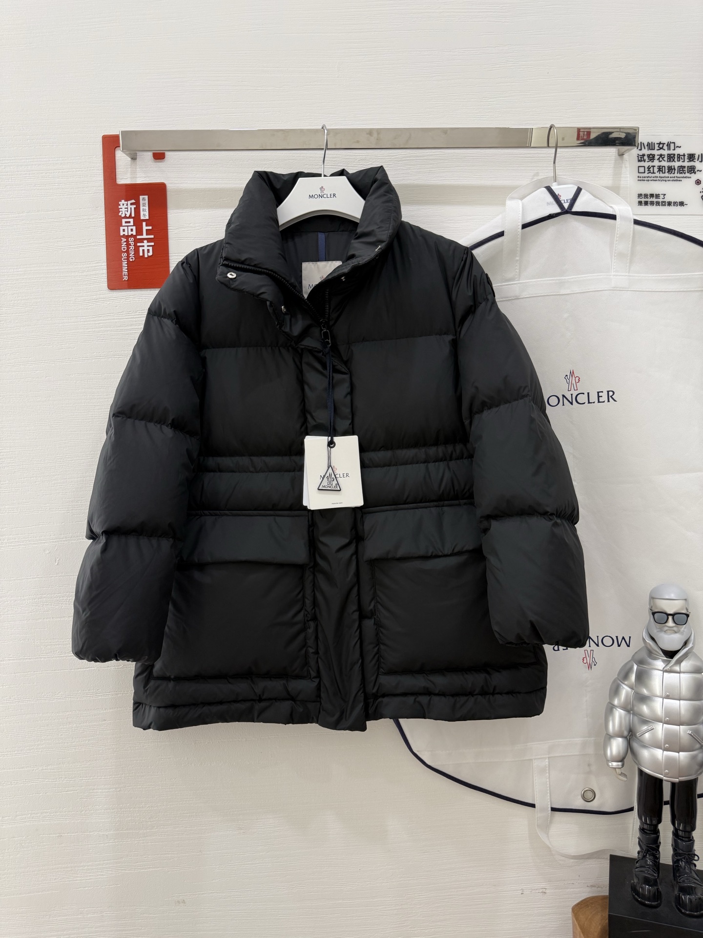 NO:549092,Shipping with dust bag vouglans, large-small goose down jacket, 1 body feels no heaviness, more comfortable to wear 2 appearance is beige and black, easy to take care of everyday 3 hat-free design makes people feel less dull 4 matching is very versatile, no matter skirt or trousers, you can wear it willfully, Moncler, skirts, hats, alexander wang19860909配防尘袋蒙口vouglans出货 大口袋鹅绒服, 1体感上身没有厚重感,穿起来更舒适 2外观采用米白色、黑色, 日常好打理 3无帽设计更让人觉得不沉闷 4搭配成度很万能,无论裙装,裤装都可以任性穿搭,,Moncler,skirts,hats,alexander wang,Women's clothing