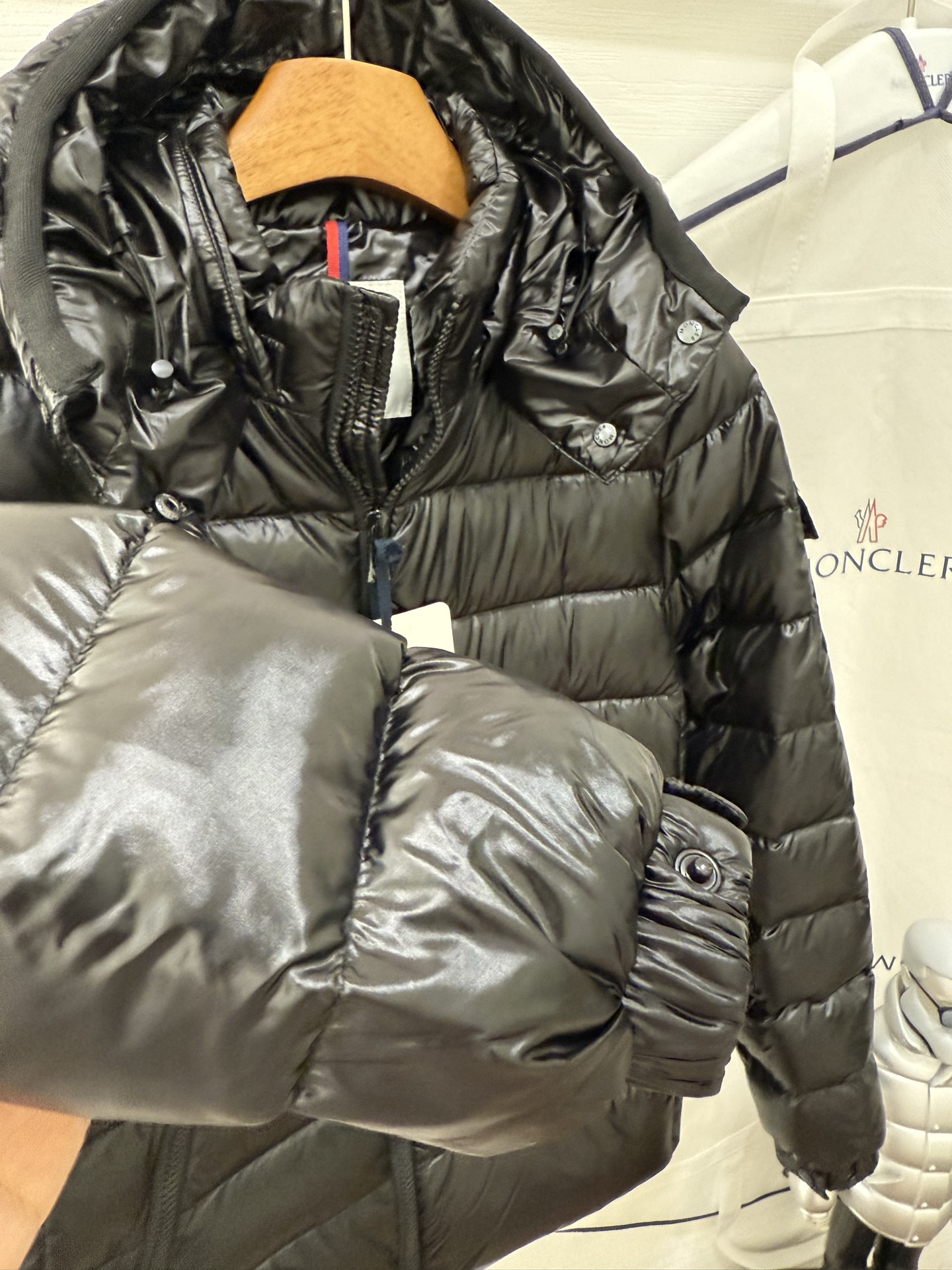 Moncler Women's Short Down Jacket Classic Style - Ultimate Warmth & Comfort 4 i1757596953689 1310 0 2