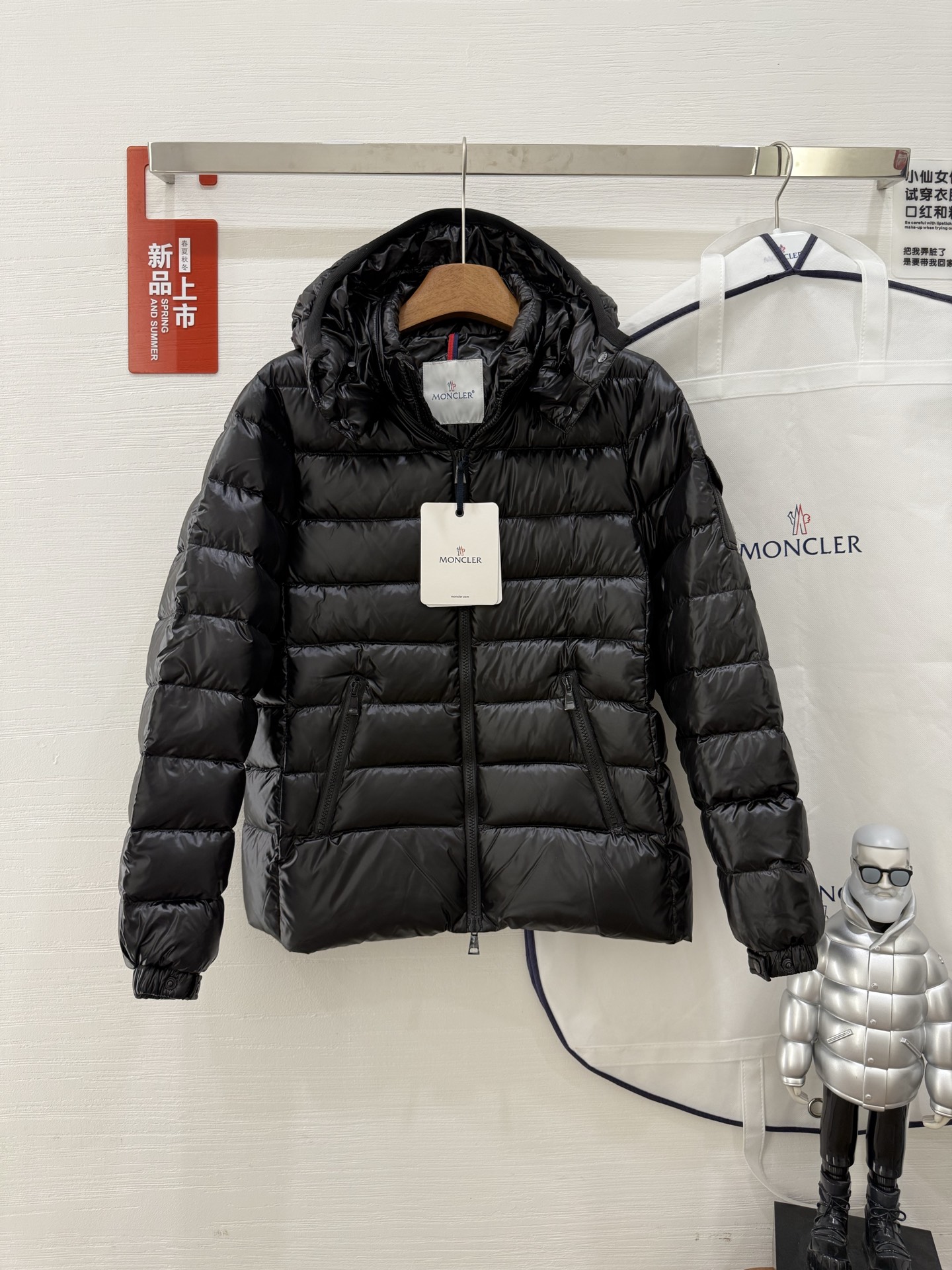 NO:548483,The same classic Faye Wong style with dust bags. The highest quality!  Women's short down jacket [Farewell to Faye Wong's upper body!  Produced by Yuhuang/MONCLER Mask] Celebrity classic style, worn every year, [Deyi] belongs to thick style, high-quality 90 velvet, excellent warmth, all fabrics are customized!  High-density matte nylon fabric four-layer method, surface + high-density to prevent leakage of velvet, drilling and other problems, no doubt about quality, slim fit!  High velvet filling, excellent windproof and warmth performance. It is definitely not a general imitation in the market. Black, white ~ 12345 yards., Moncler, down jacket, alexander wang19860909配防尘袋经典王菲同款.最高品质！蒙口女款短款羽绒服【王菲上身代言！羽皇/MONCLER蒙口出品】明星经典款,年年穿 不过时,[得意]属于厚款 高品质90绒,保暖性超好,面料全部订制！高密度哑光尼龙面料四层做法 面+高密度防止漏绒钻绒等问题 ,品质无需置疑,版型修身！充绒量高,防风保暖性能极佳.绝非市场一般仿货 黑色,白色～12345码.,,Moncler,down jacket,alexander wang,Women's clothing