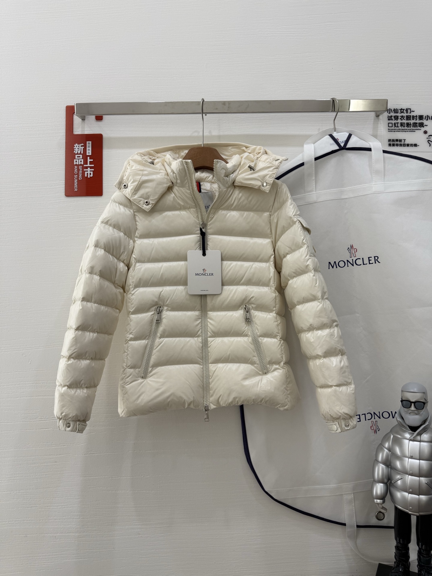 NO:548489,The same classic Faye Wong style with dust bags. The highest quality!  Women's short down jacket [Farewell to Faye Wong's upper body!  Produced by Yuhuang/MONCLER Mask] Celebrity classic style, worn every year, [Deyi] belongs to thick style, high-quality 90 velvet, excellent warmth, all fabrics are customized!  High-density matte nylon fabric four-layer method, surface + high-density to prevent leakage of velvet, drilling and other problems, no doubt about quality, slim fit!  High velvet filling, excellent windproof and warmth performance. It is definitely not a general imitation in the market. Black, white ~ 12345 yards., Moncler, down jacket, alexander wang19860909配防尘袋经典王菲同款.最高品质！蒙口女款短款羽绒服【王菲上身代言！羽皇/MONCLER蒙口出品】明星经典款,年年穿 不过时,[得意]属于厚款 高品质90绒,保暖性超好,面料全部订制！高密度哑光尼龙面料四层做法 面+高密度防止漏绒钻绒等问题 ,品质无需置疑,版型修身！充绒量高,防风保暖性能极佳.绝非市场一般仿货 黑色,白色～12345码.,,Moncler,down jacket,alexander wang,Women's clothing