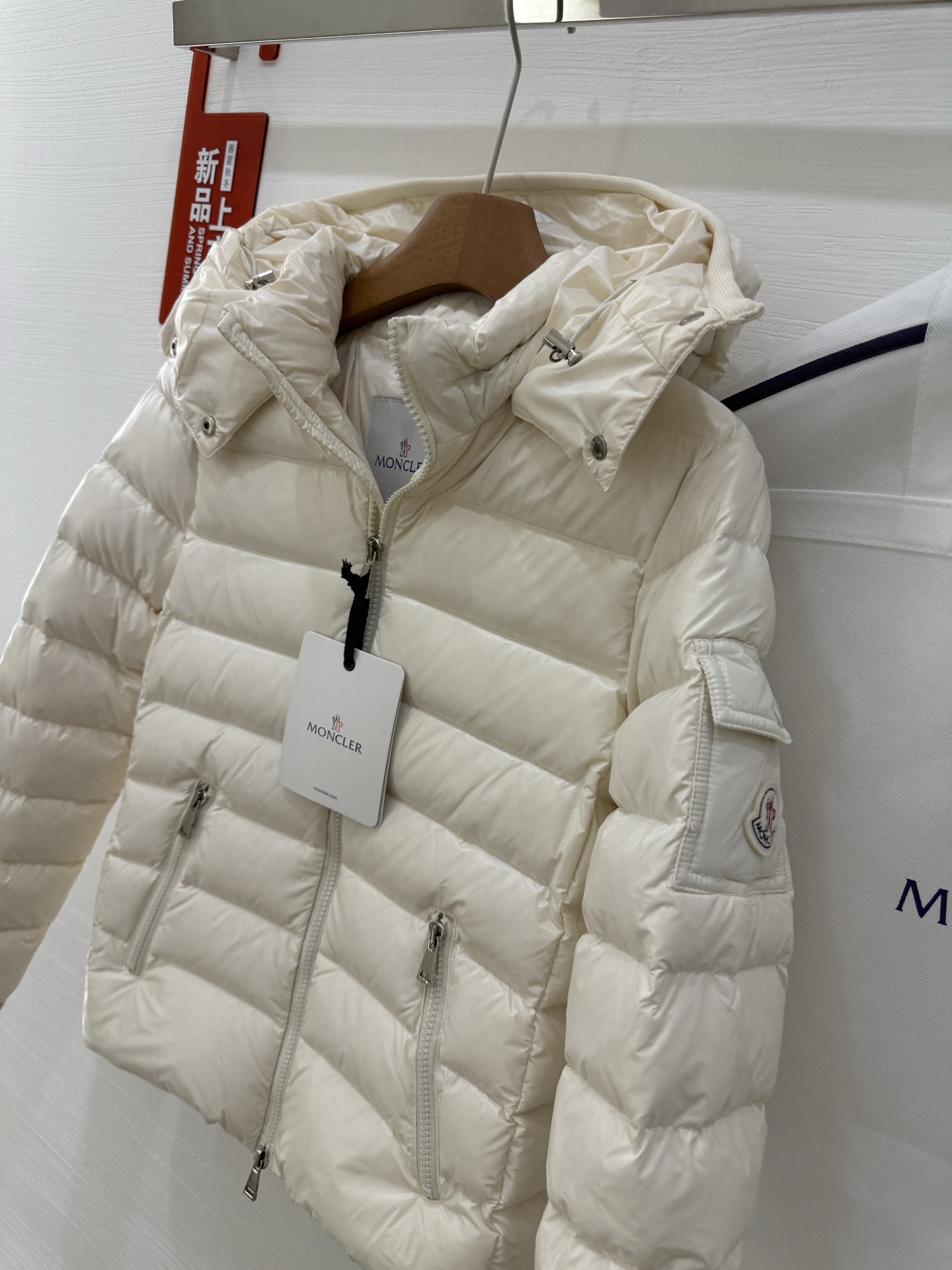 经典王菲同款。最高品质！蒙口女款短款羽绒服 【王菲上身代言！🇫🇷羽皇/MONCLER蒙口出品】明星经典款