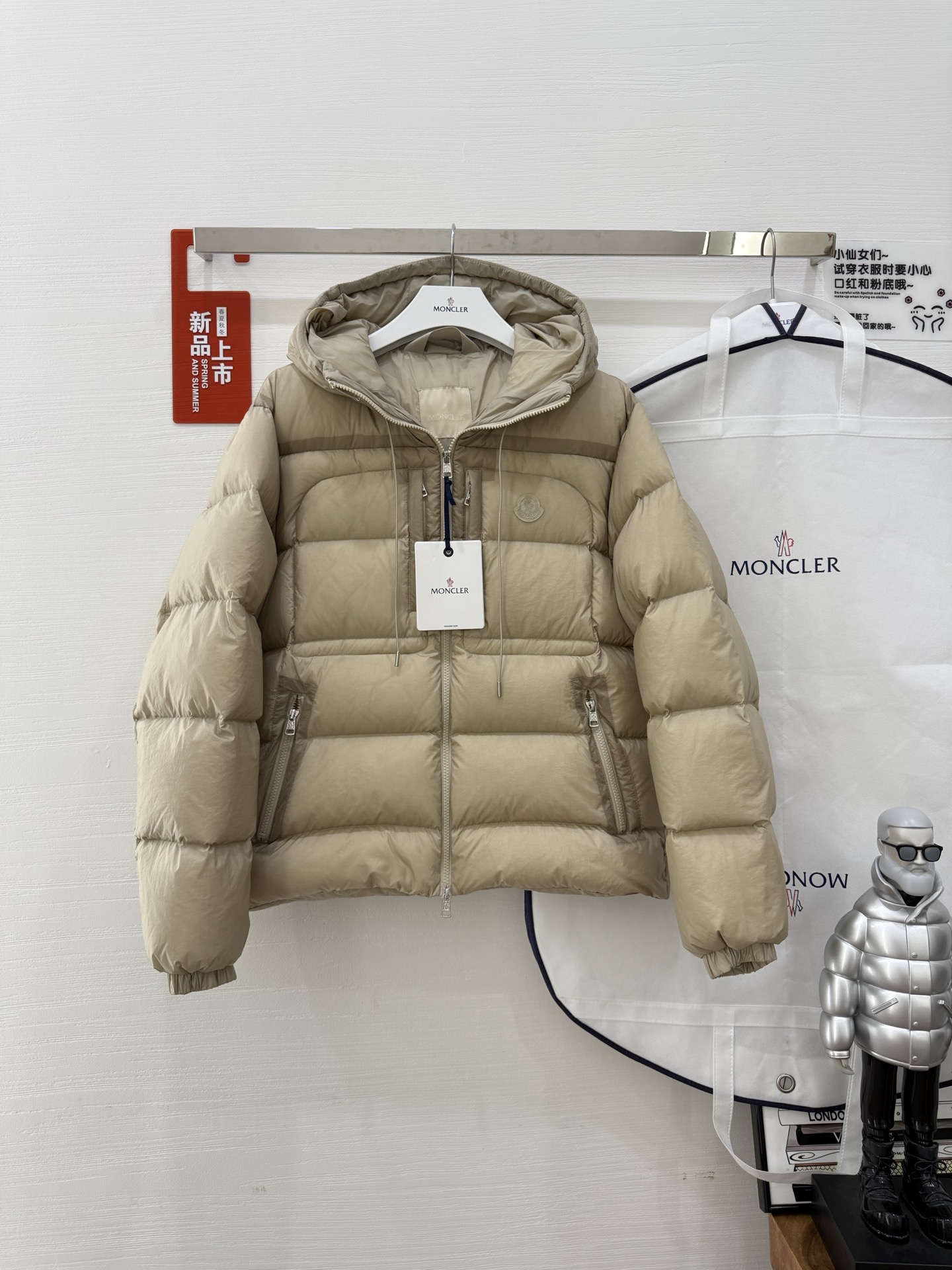 NO:549069,With dust bag Moncler covert 25 spring and summer men's ORFET thin short hooded lightweight down jacket, loose style versatile and not picky, the same style as men and women, original customized national standard 90 white duck down filling!  Black color brown model with the same number of Wei Daxun, 12345, Moncler, down jacket, hats, alexander wang19860909配防尘袋 Moncler蒙口25春夏男ORFET薄短款连帽轻质羽绒服,宽松版型百搭不挑人,男女同款,原版定制国标90白鸭绒填充！ 颜色黑色 褐色 款号魏大勋同款 码数12345,,Moncler,down jacket,hats,alexander wang,Women's clothing