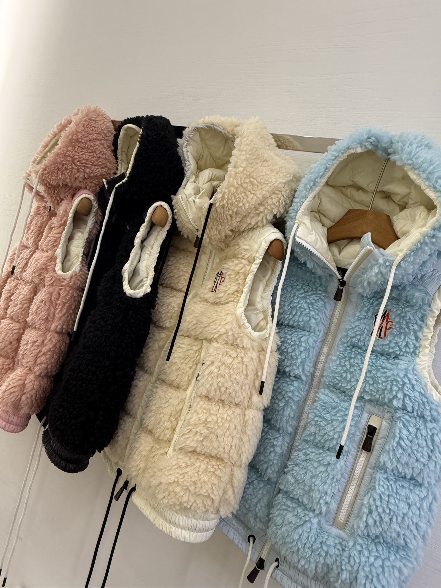 25Moncler蒙口经典Teddy泰迪连帽休闲女士羽绒马甲码数：123颜色：米白 粉色 蓝色 黑色