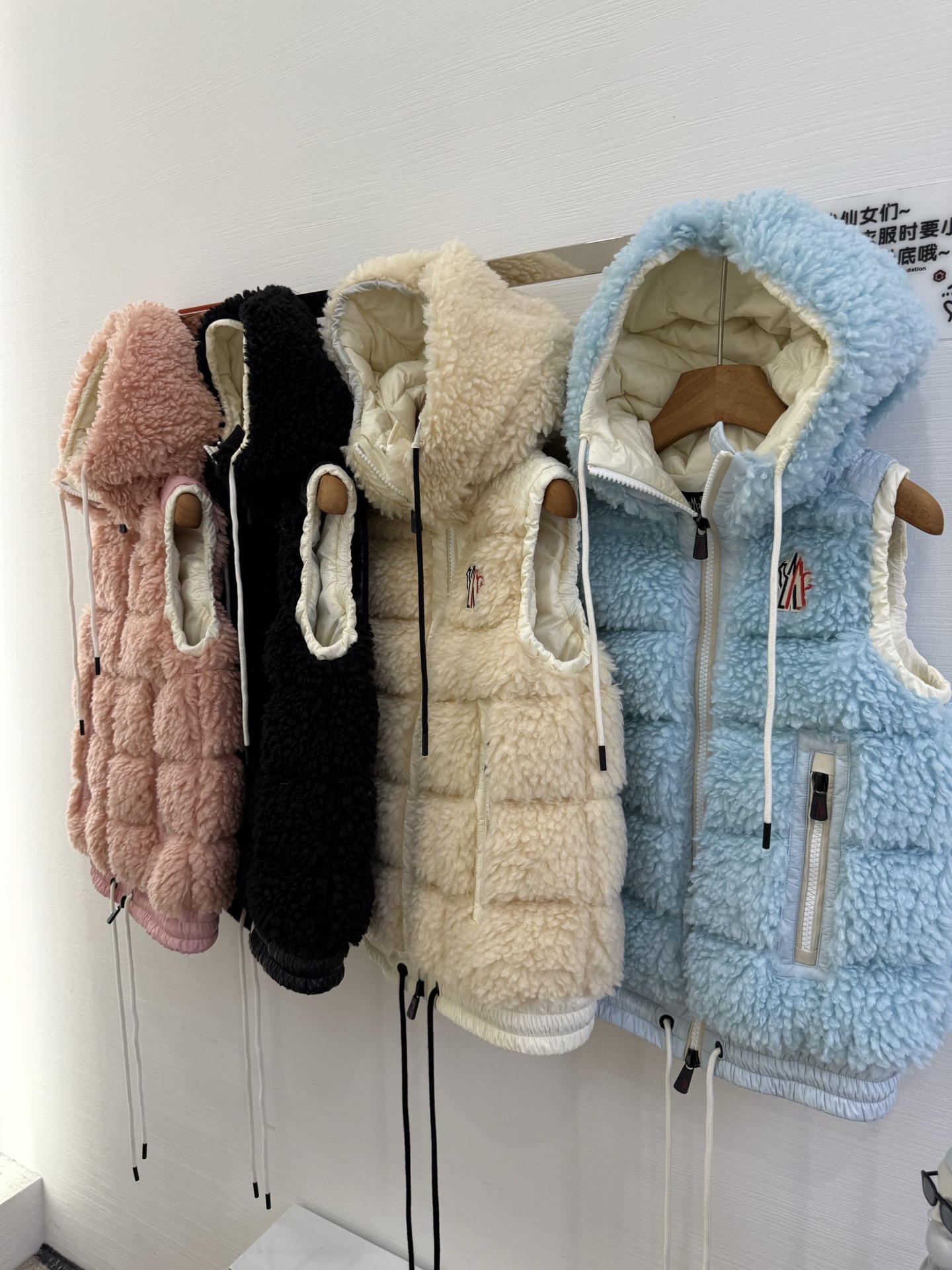25Moncler蒙口经典Teddy泰迪连帽休闲女士羽绒马甲码数：123颜色：米白 粉色 蓝色 黑色