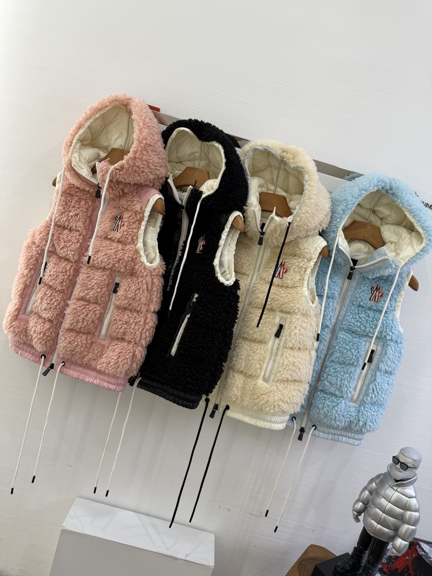 25Moncler蒙口经典Teddy泰迪连帽休闲女士羽绒马甲码数：123颜色：米白 粉色 蓝色 黑色