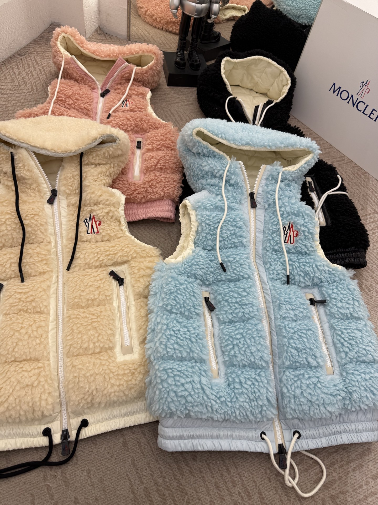 25Moncler蒙口经典Teddy泰迪连帽休闲女士羽绒马甲码数：123颜色：米白 粉色 蓝色 黑色