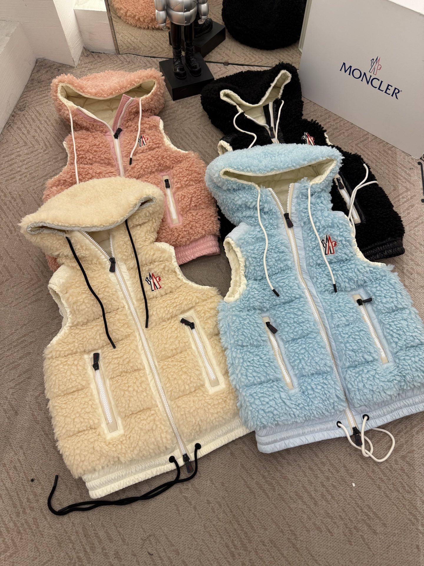 25Moncler蒙口经典Teddy泰迪连帽休闲女士羽绒马甲码数：123颜色：米白 粉色 蓝色 黑色