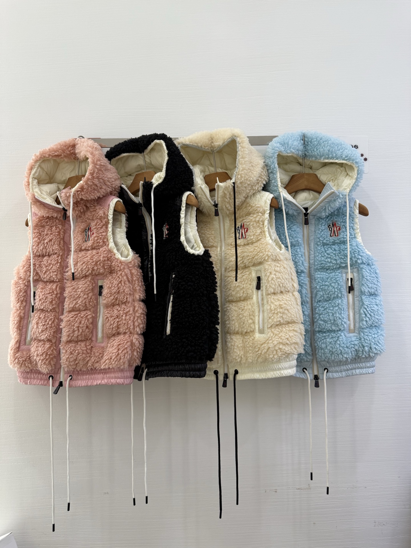 25Moncler蒙口经典Teddy泰迪连帽休闲女士羽绒马甲码数：123颜色：米白 粉色 蓝色 黑色