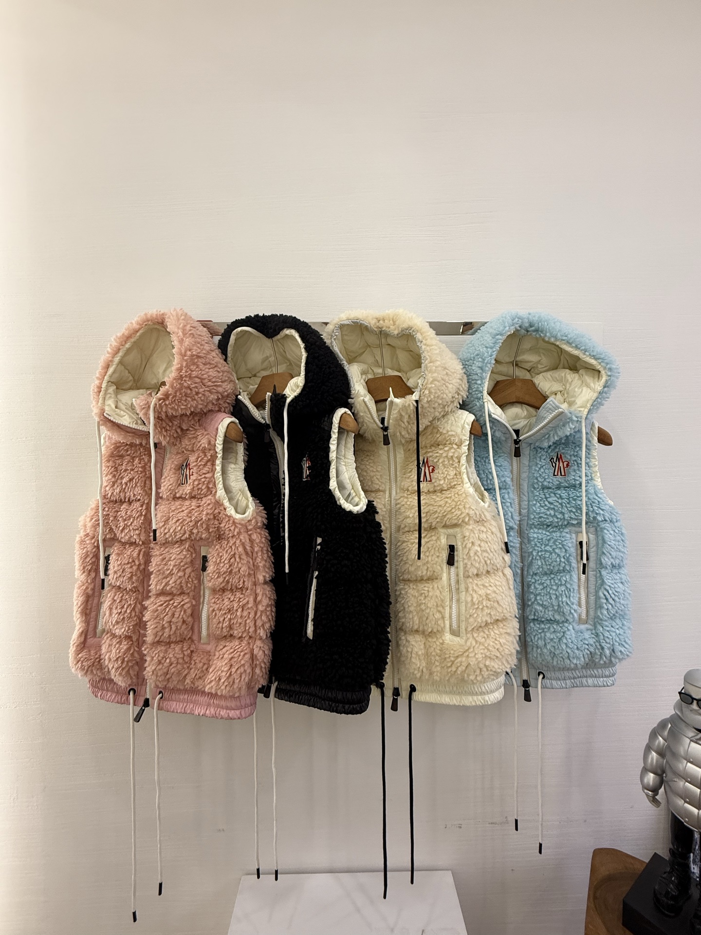 25Moncler蒙口经典Teddy泰迪连帽休闲女士羽绒马甲码数：123颜色：米白 粉色 蓝色 黑色
