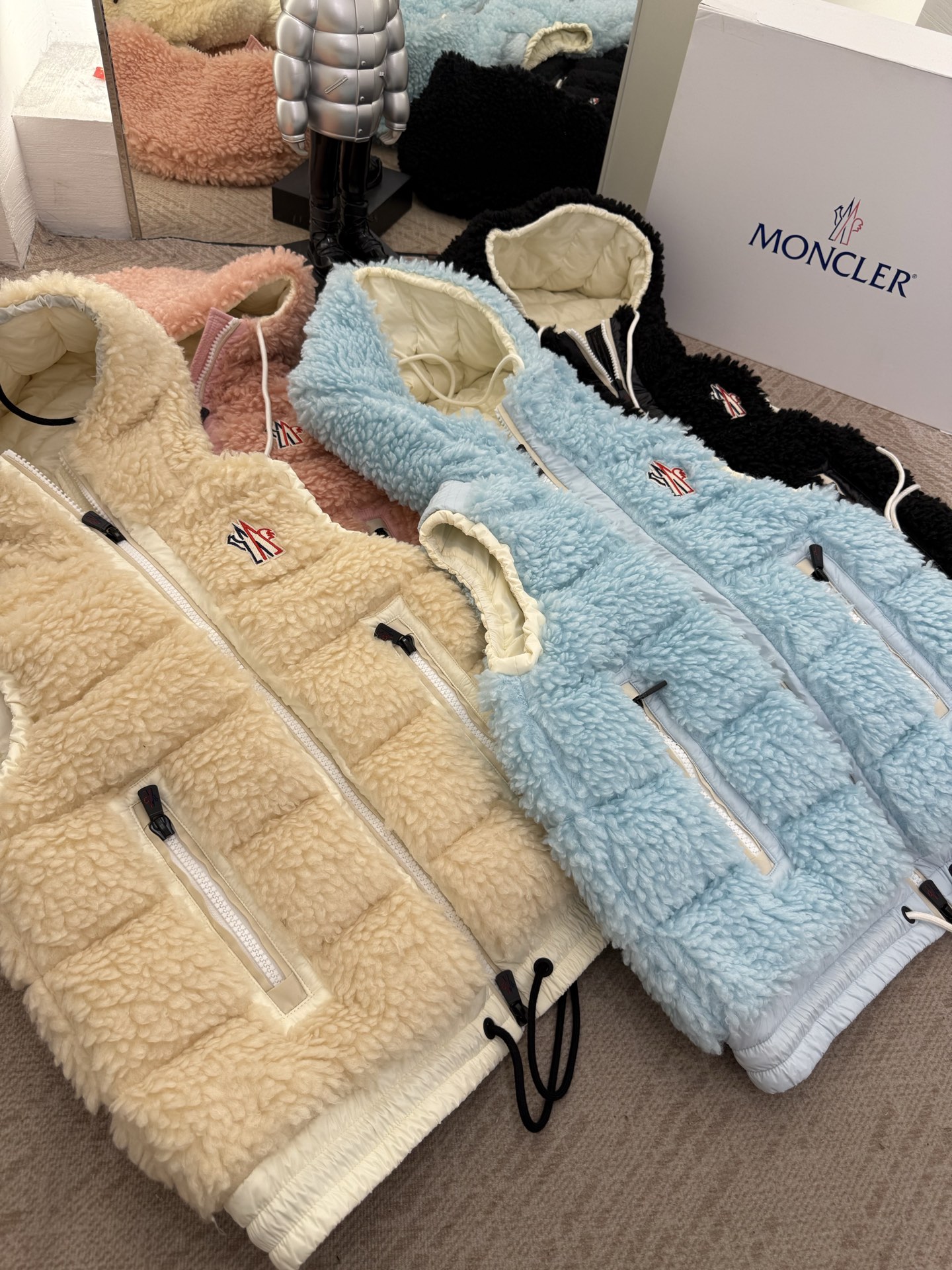 25Moncler蒙口经典Teddy泰迪连帽休闲女士羽绒马甲码数：123颜色：米白 粉色 蓝色 黑色