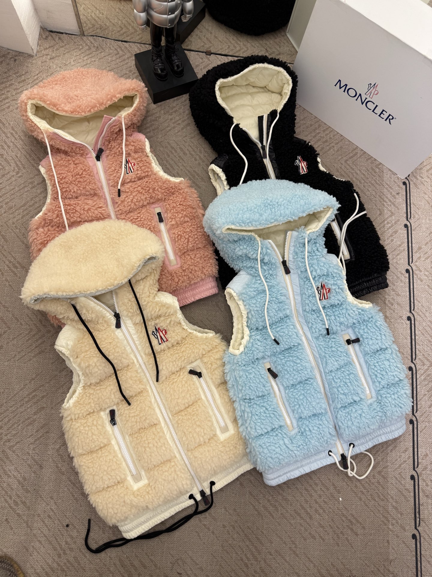 25Moncler蒙口经典Teddy泰迪连帽休闲女士羽绒马甲码数：123颜色：米白 粉色 蓝色 黑色