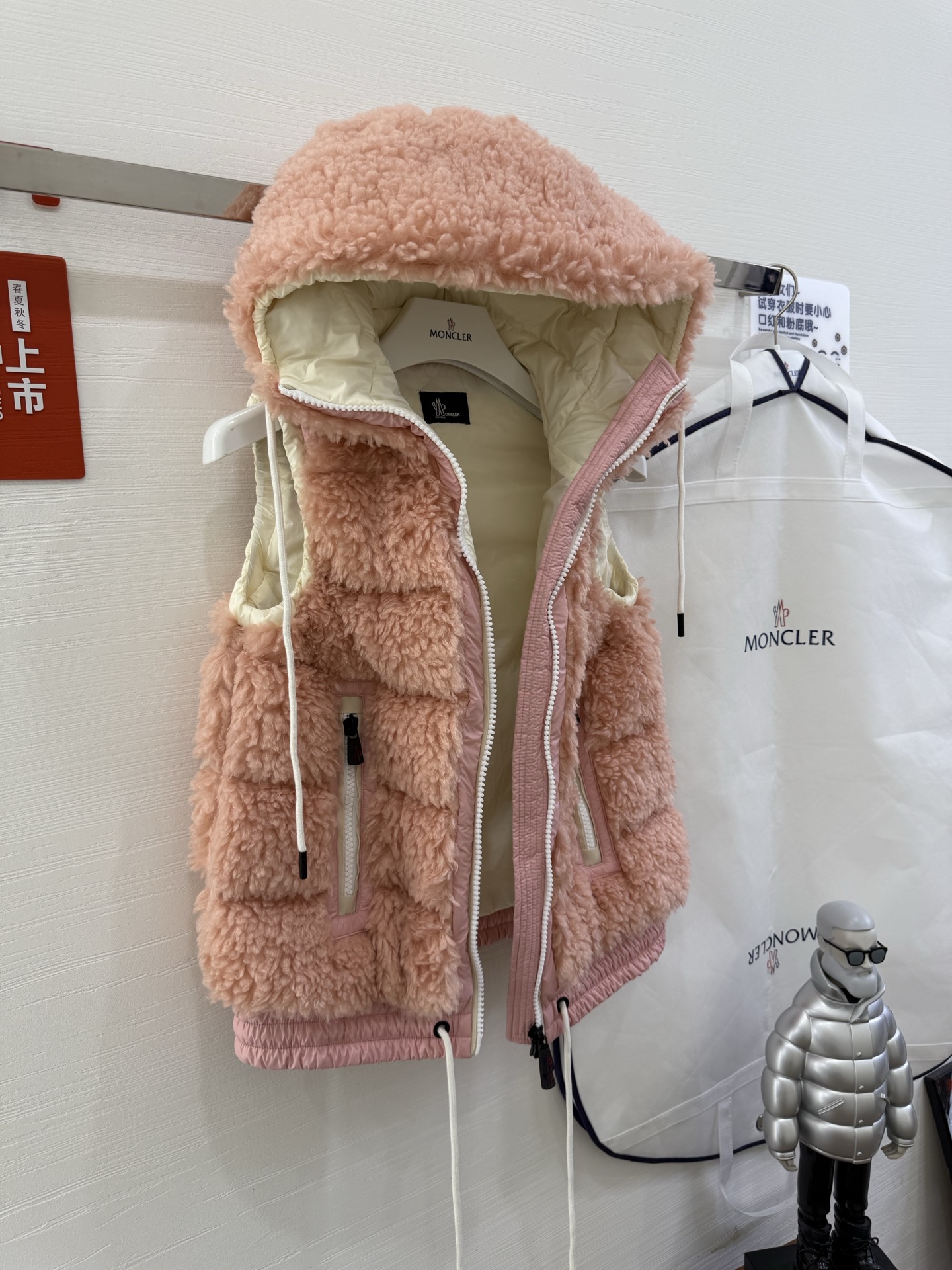 25Moncler蒙口经典Teddy泰迪连帽休闲女士羽绒马甲码数：123颜色：米白 粉色 蓝色 黑色