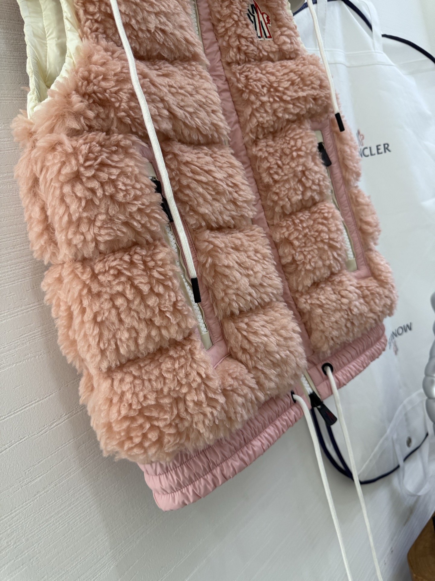 25Moncler蒙口经典Teddy泰迪连帽休闲女士羽绒马甲码数：123颜色：米白 粉色 蓝色 黑色