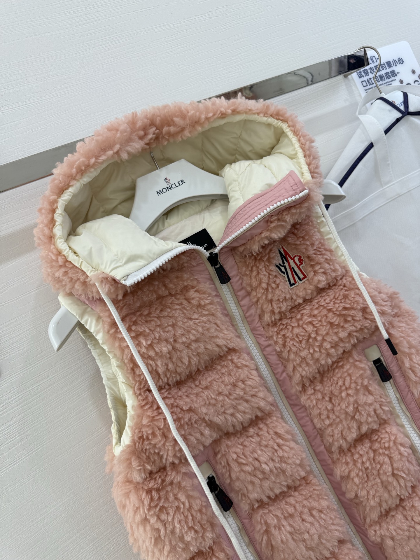 25Moncler蒙口经典Teddy泰迪连帽休闲女士羽绒马甲码数：123颜色：米白 粉色 蓝色 黑色