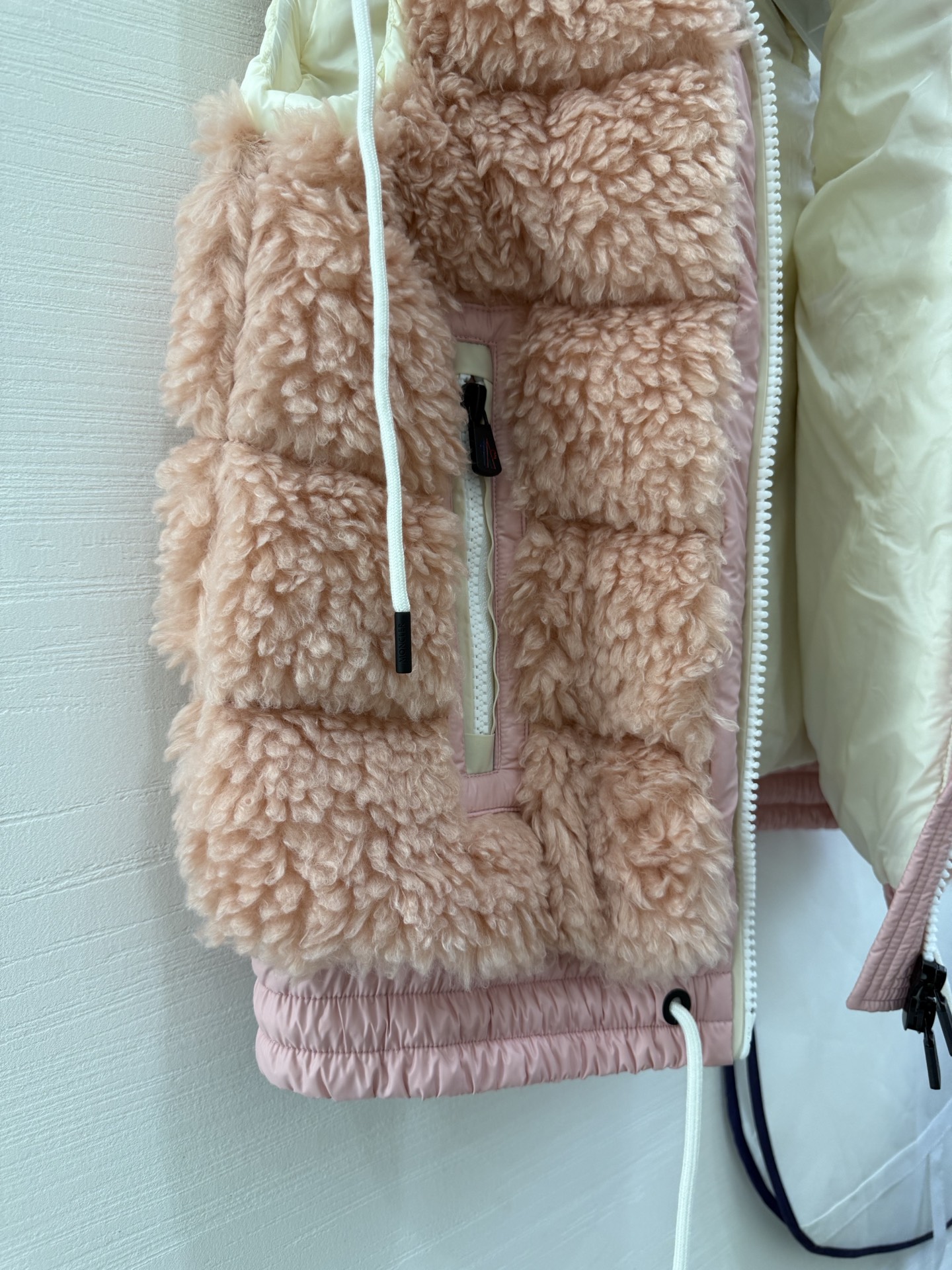 25Moncler蒙口经典Teddy泰迪连帽休闲女士羽绒马甲码数：123颜色：米白 粉色 蓝色 黑色