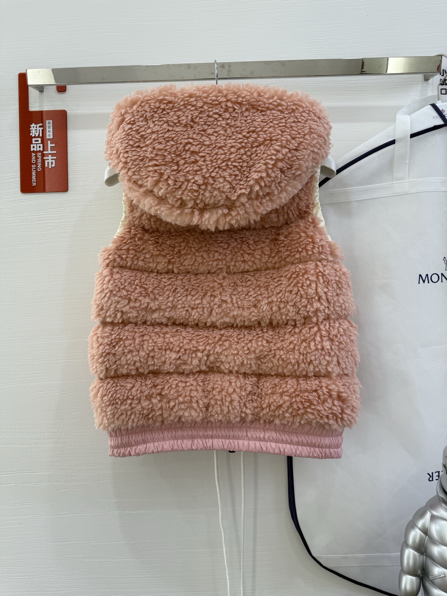 25Moncler蒙口经典Teddy泰迪连帽休闲女士羽绒马甲码数：123颜色：米白 粉色 蓝色 黑色