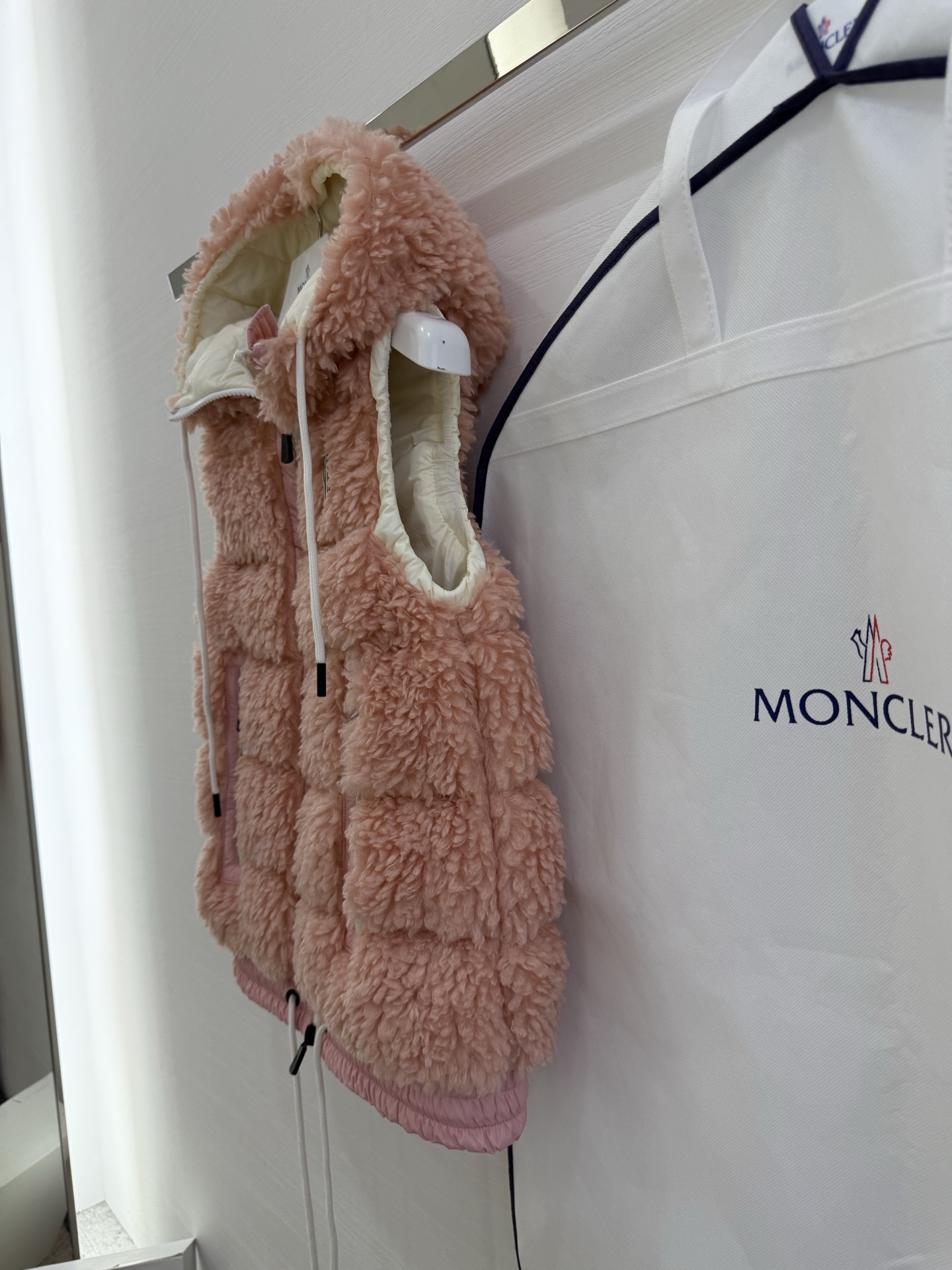 25Moncler蒙口经典Teddy泰迪连帽休闲女士羽绒马甲码数：123颜色：米白 粉色 蓝色 黑色