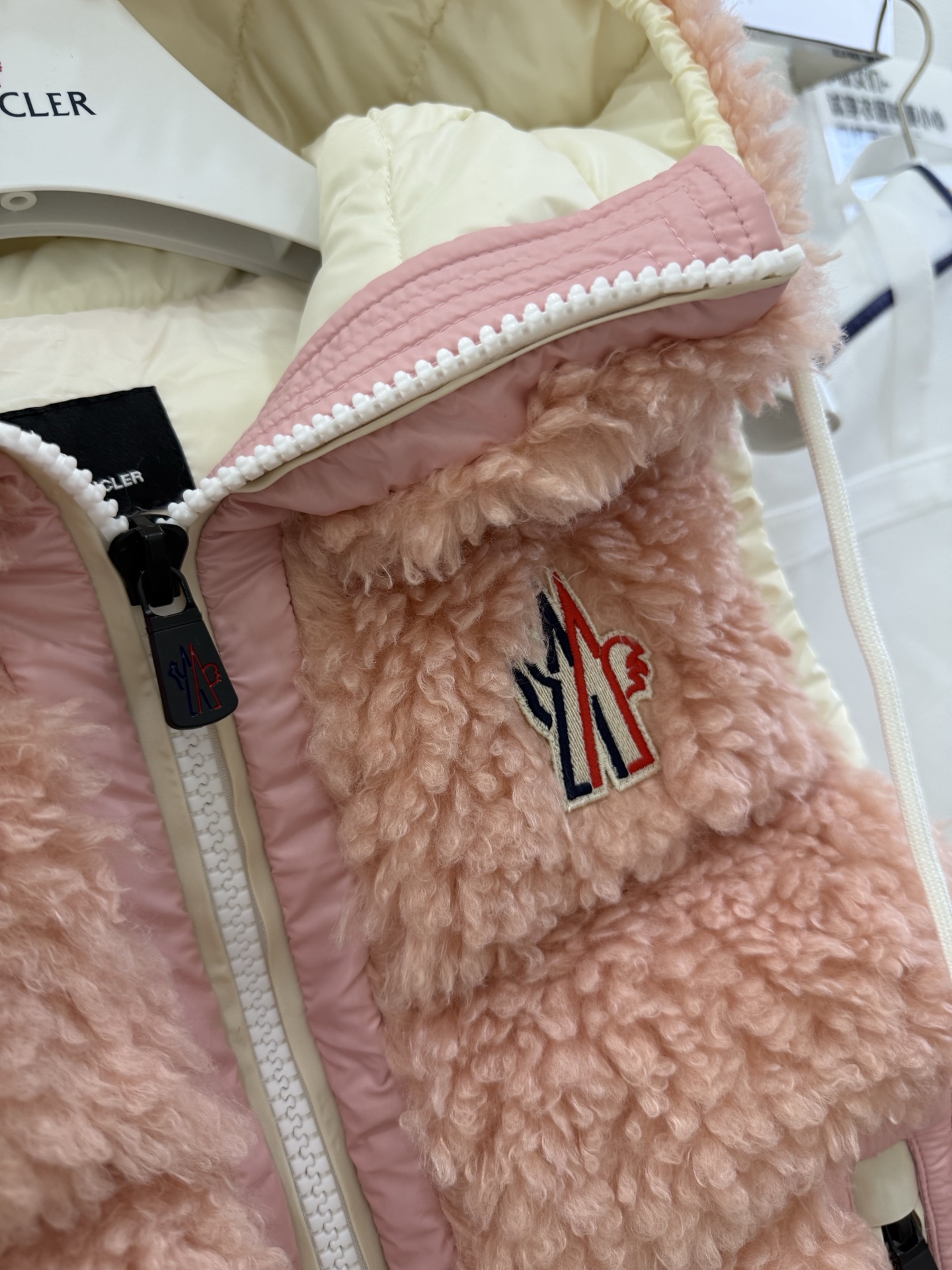 25Moncler蒙口经典Teddy泰迪连帽休闲女士羽绒马甲码数：123颜色：米白 粉色 蓝色 黑色