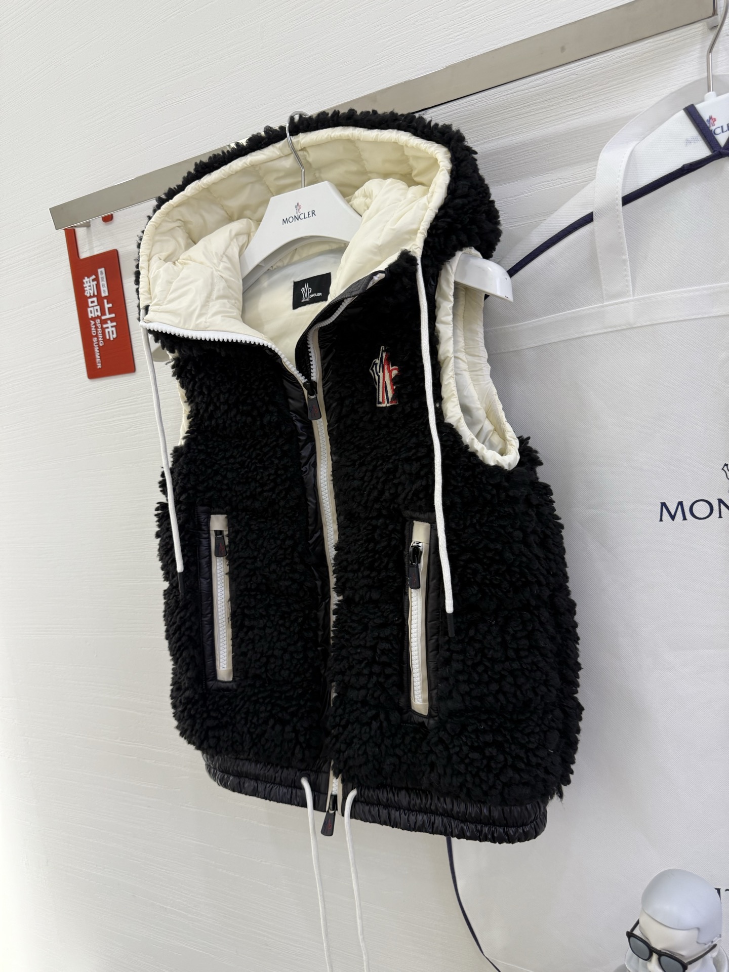 25Moncler蒙口经典Teddy泰迪连帽休闲女士羽绒马甲码数：123颜色：米白 粉色 蓝色 黑色