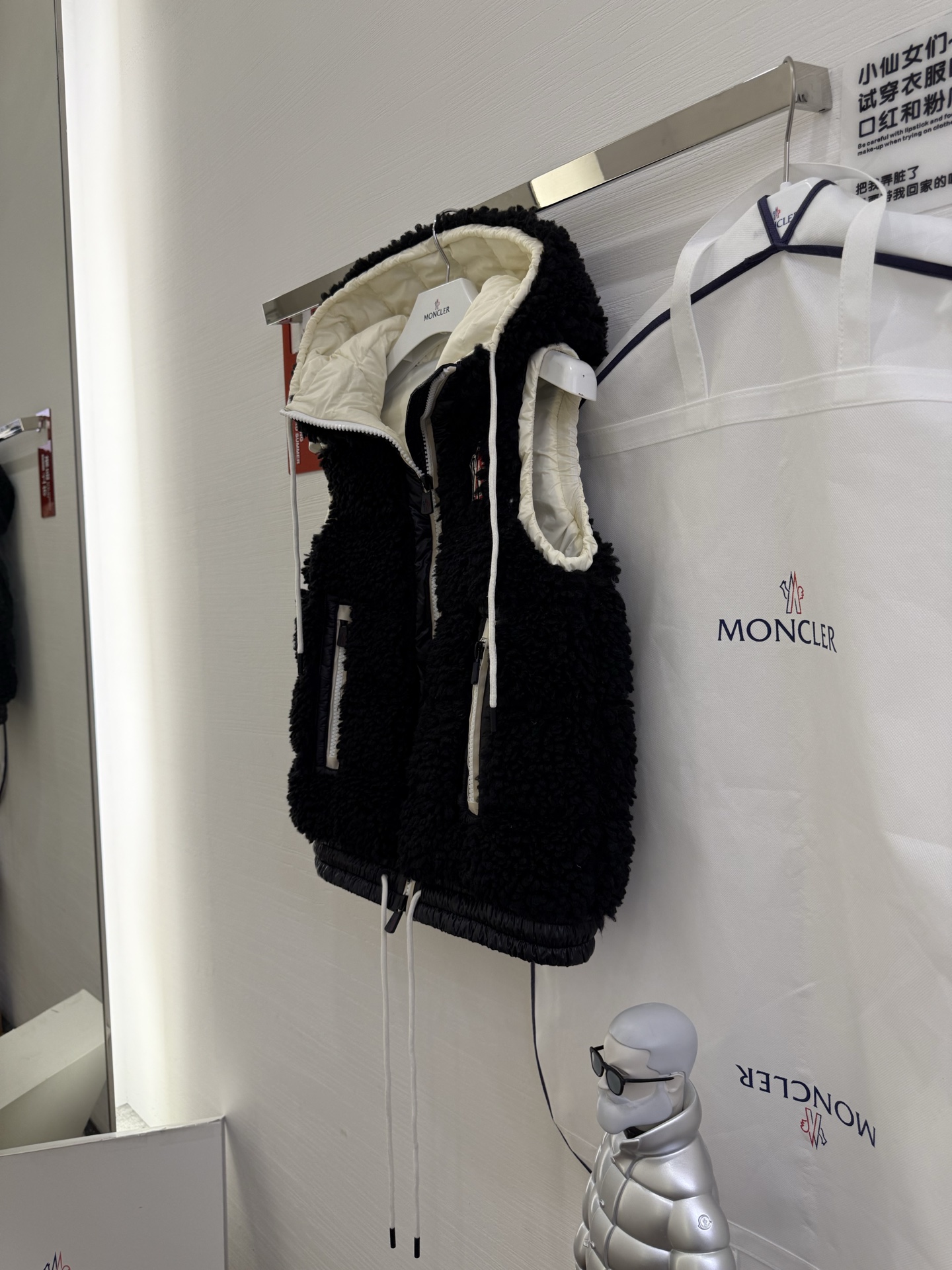 25Moncler蒙口经典Teddy泰迪连帽休闲女士羽绒马甲码数：123颜色：米白 粉色 蓝色 黑色