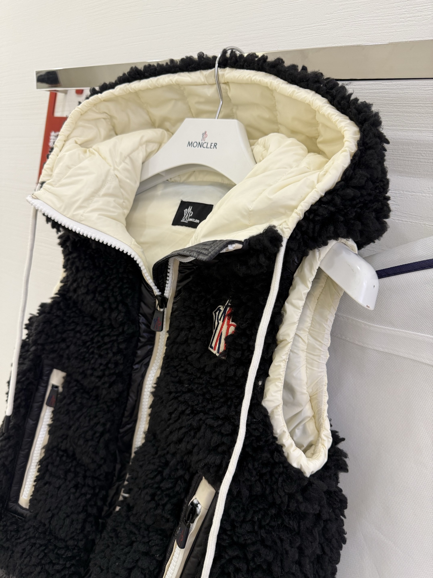 25Moncler蒙口经典Teddy泰迪连帽休闲女士羽绒马甲码数：123颜色：米白 粉色 蓝色 黑色