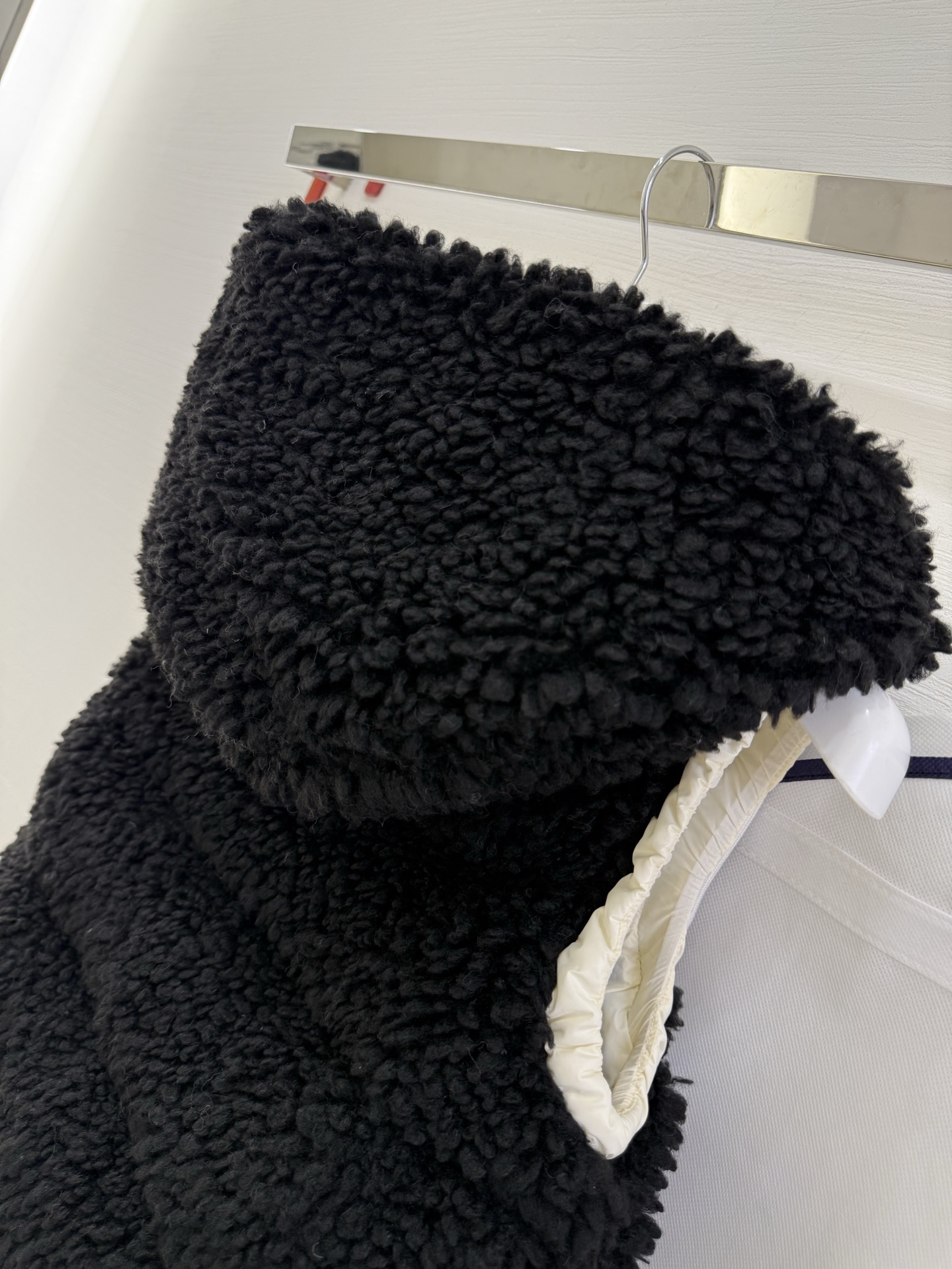 25Moncler蒙口经典Teddy泰迪连帽休闲女士羽绒马甲码数：123颜色：米白 粉色 蓝色 黑色