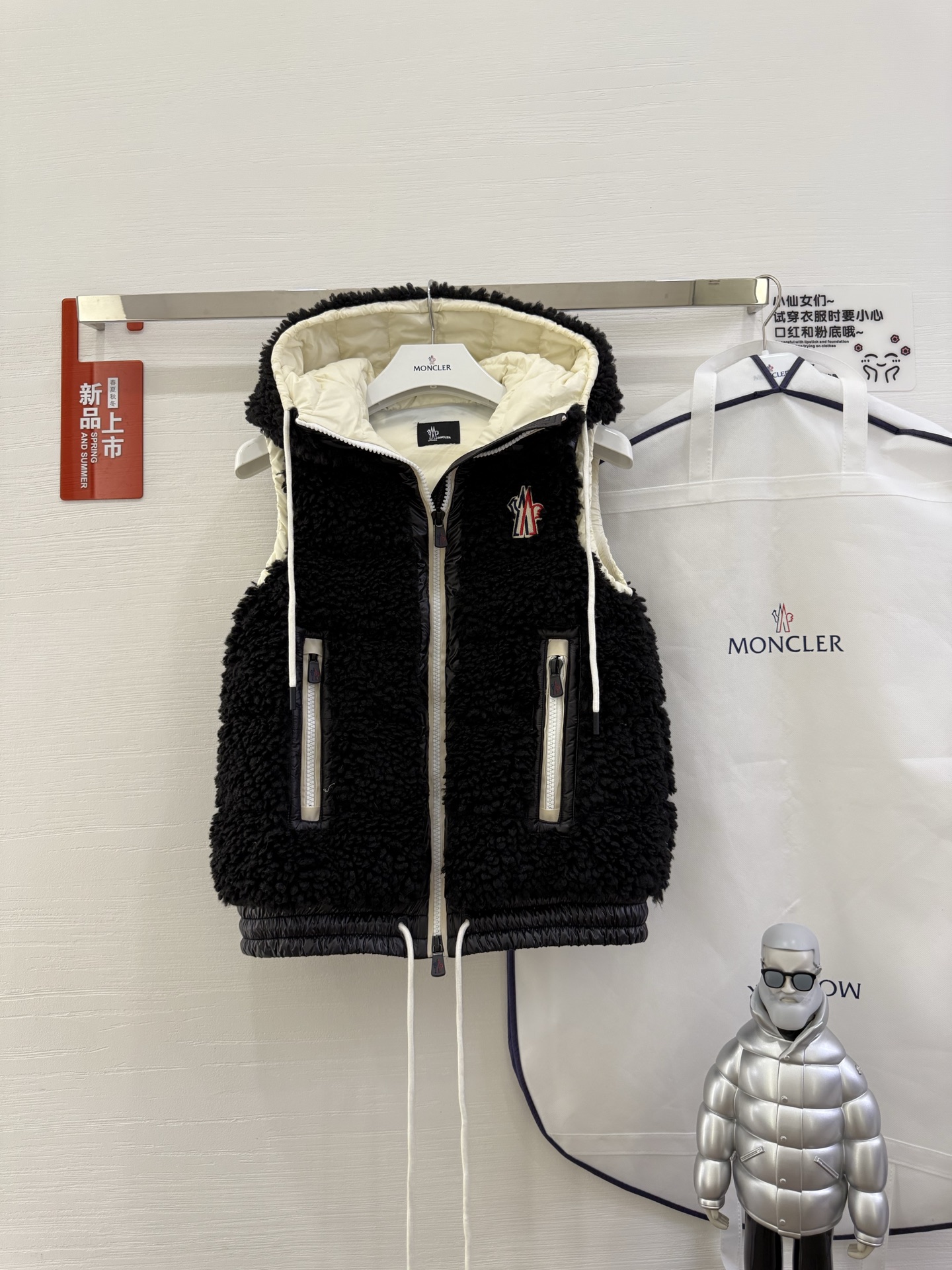 25Moncler蒙口经典Teddy泰迪连帽休闲女士羽绒马甲码数：123颜色：米白 粉色 蓝色 黑色