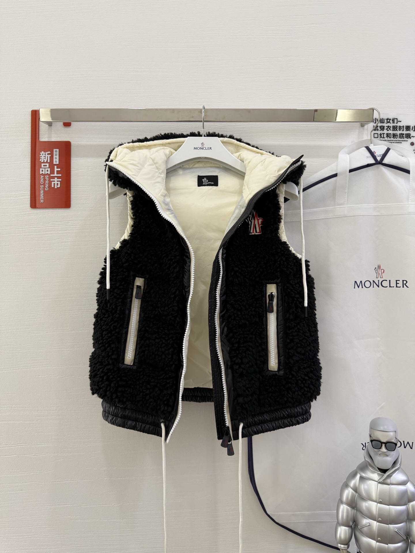 25Moncler蒙口经典Teddy泰迪连帽休闲女士羽绒马甲码数：123颜色：米白 粉色 蓝色 黑色