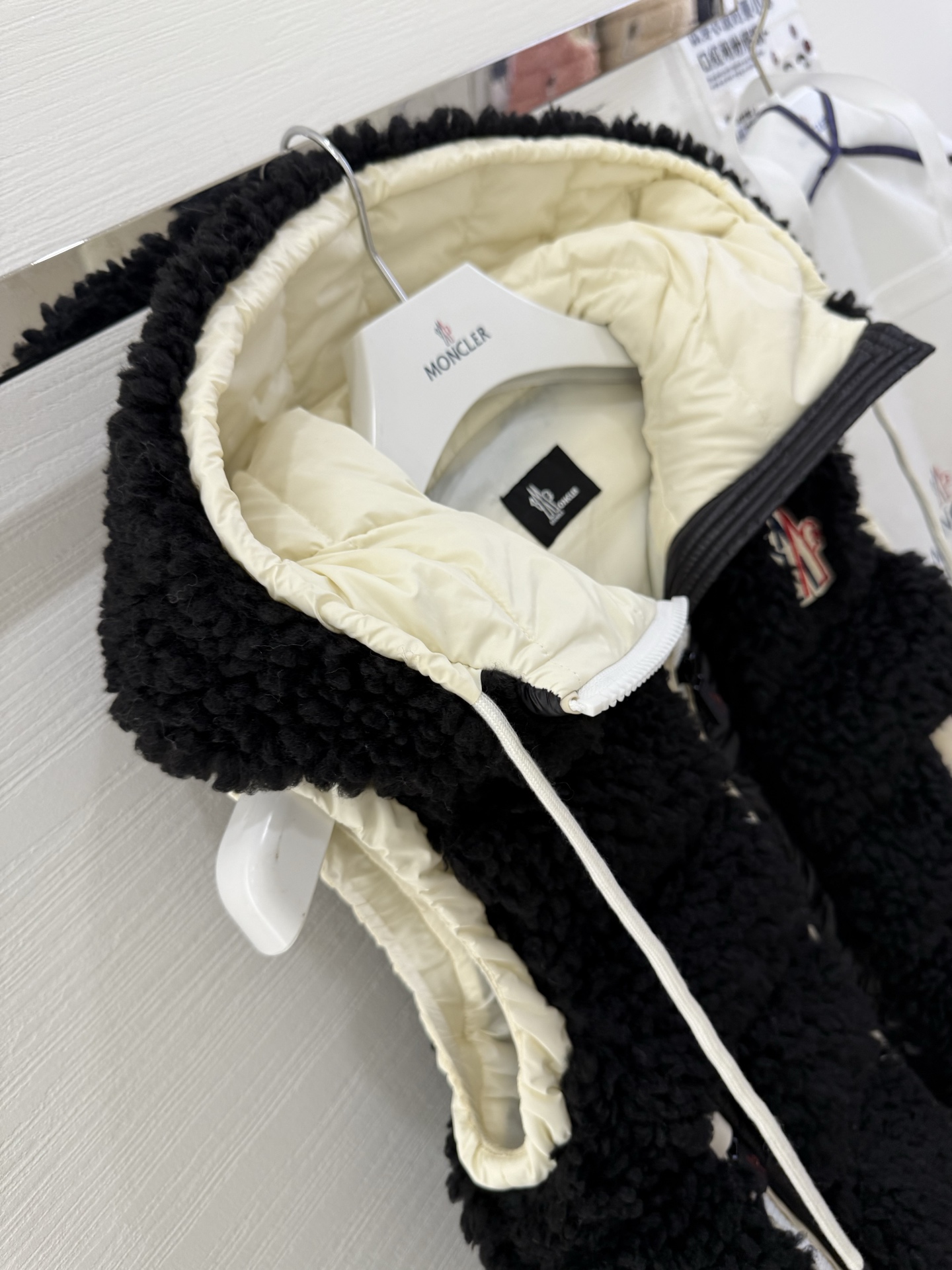 25Moncler蒙口经典Teddy泰迪连帽休闲女士羽绒马甲码数：123颜色：米白 粉色 蓝色 黑色