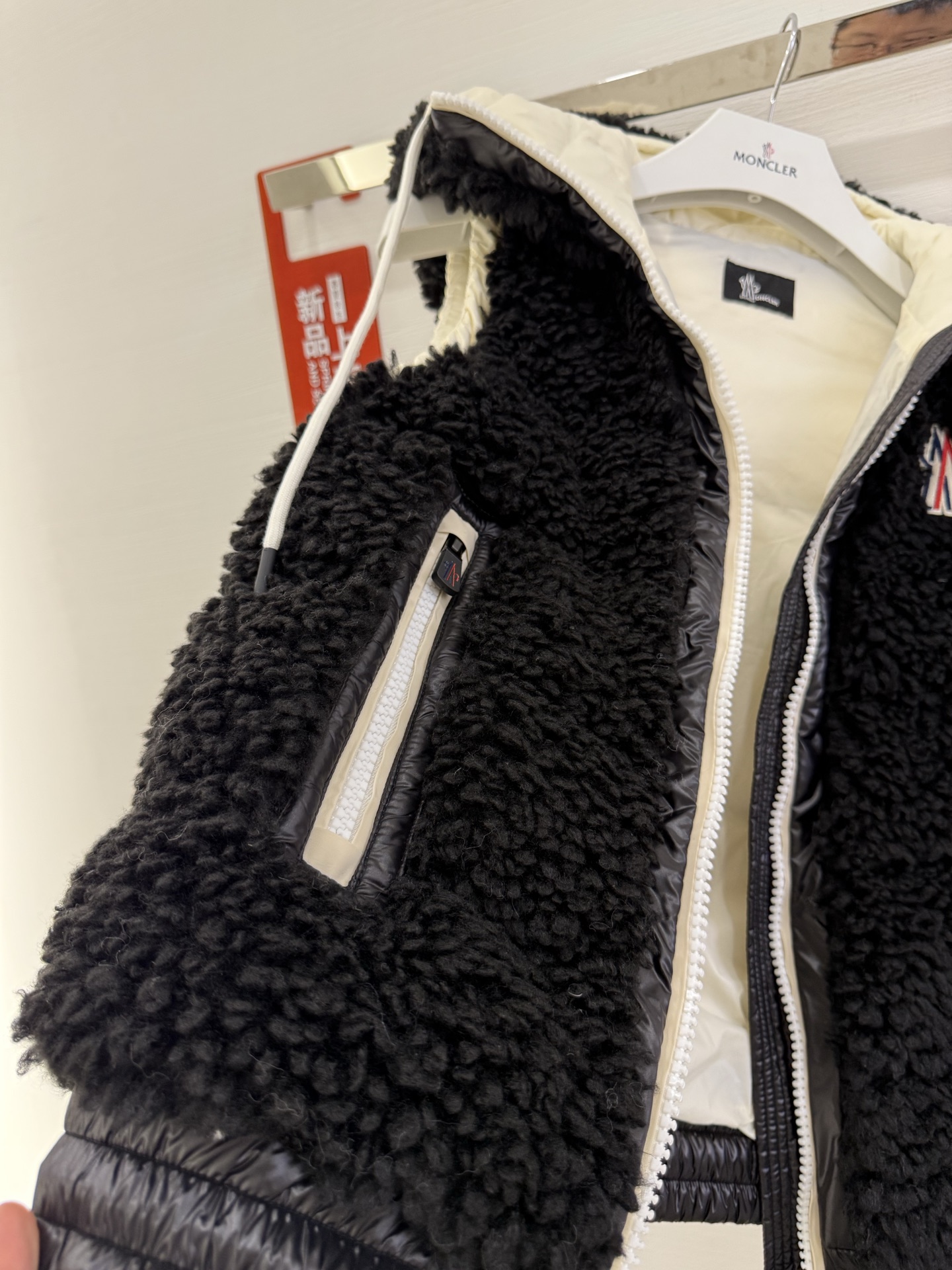 25Moncler蒙口经典Teddy泰迪连帽休闲女士羽绒马甲码数：123颜色：米白 粉色 蓝色 黑色