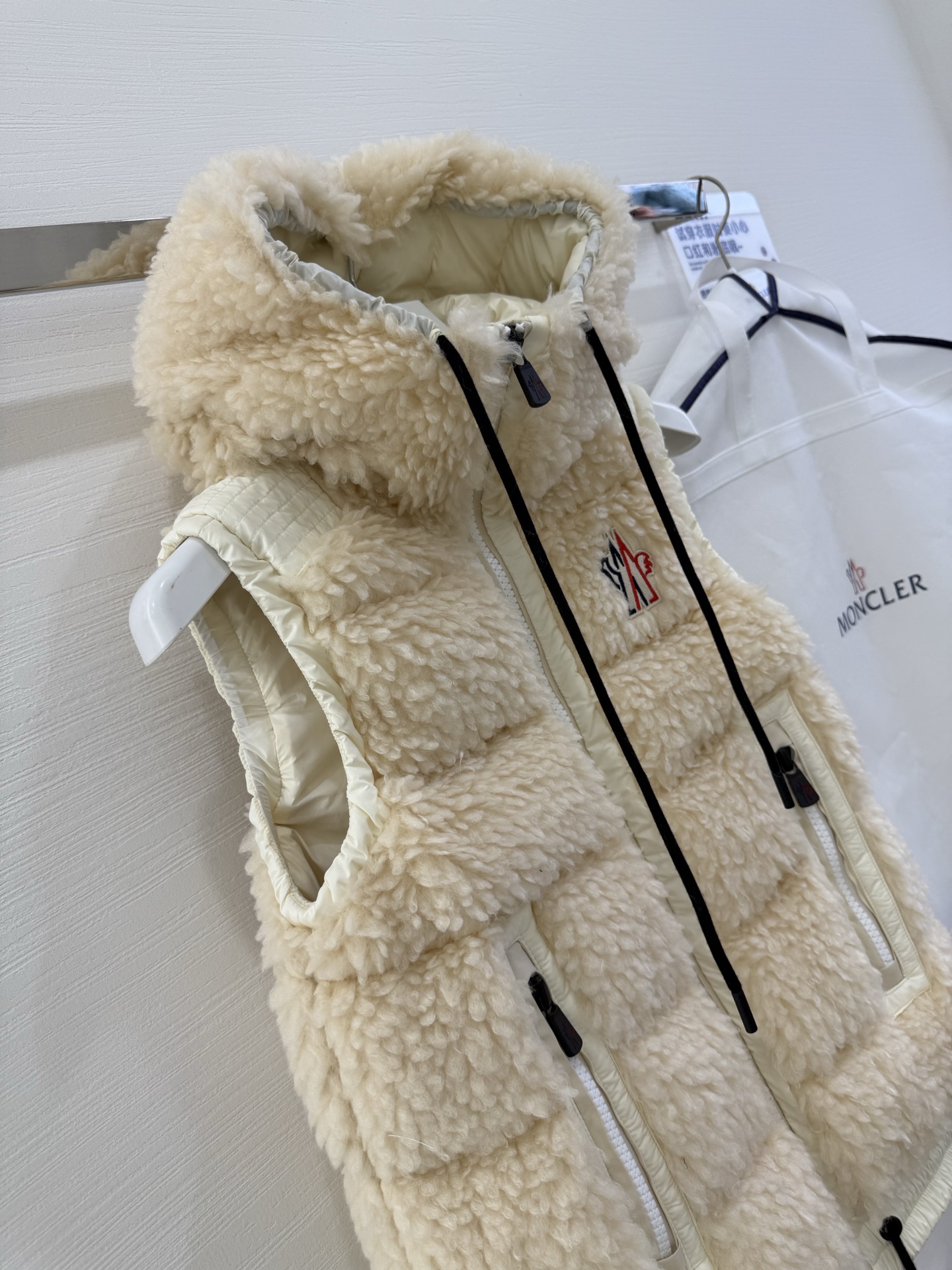 25Moncler蒙口经典Teddy泰迪连帽休闲女士羽绒马甲码数：123颜色：米白 粉色 蓝色 黑色