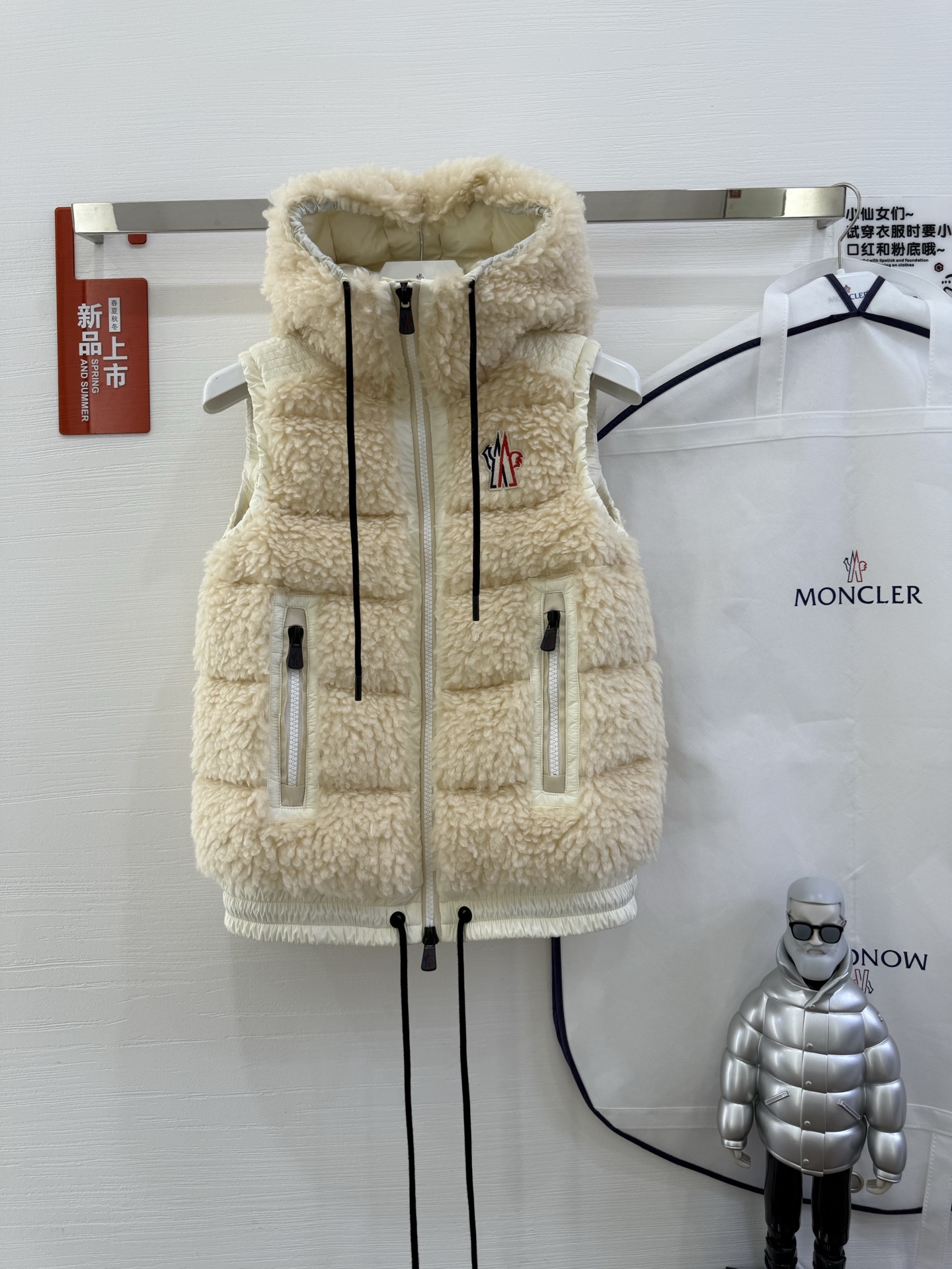 25Moncler蒙口经典Teddy泰迪连帽休闲女士羽绒马甲码数：123颜色：米白 粉色 蓝色 黑色