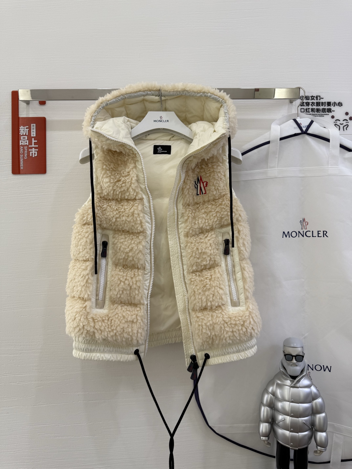 25Moncler蒙口经典Teddy泰迪连帽休闲女士羽绒马甲码数：123颜色：米白 粉色 蓝色 黑色