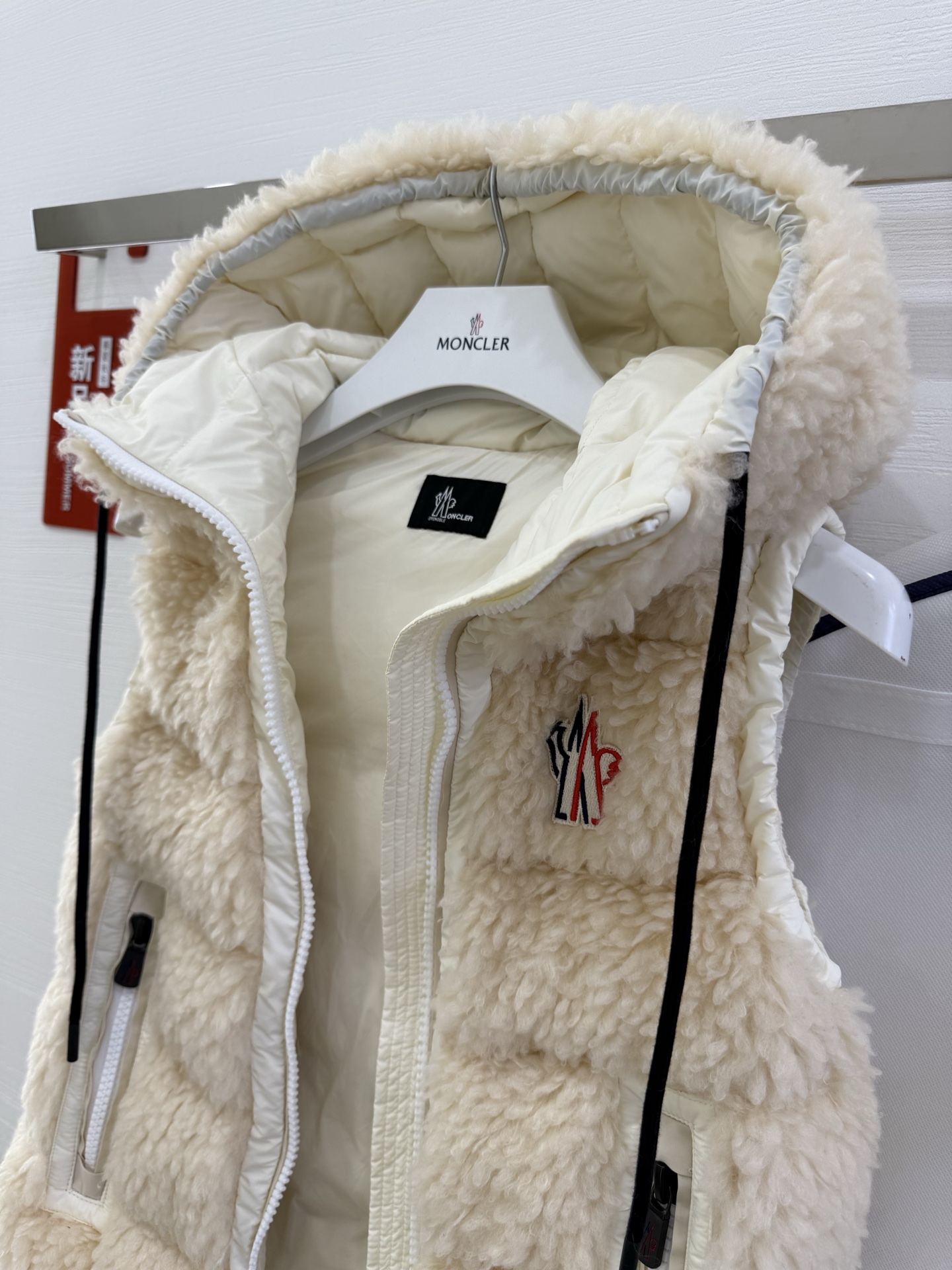 25Moncler蒙口经典Teddy泰迪连帽休闲女士羽绒马甲码数：123颜色：米白 粉色 蓝色 黑色