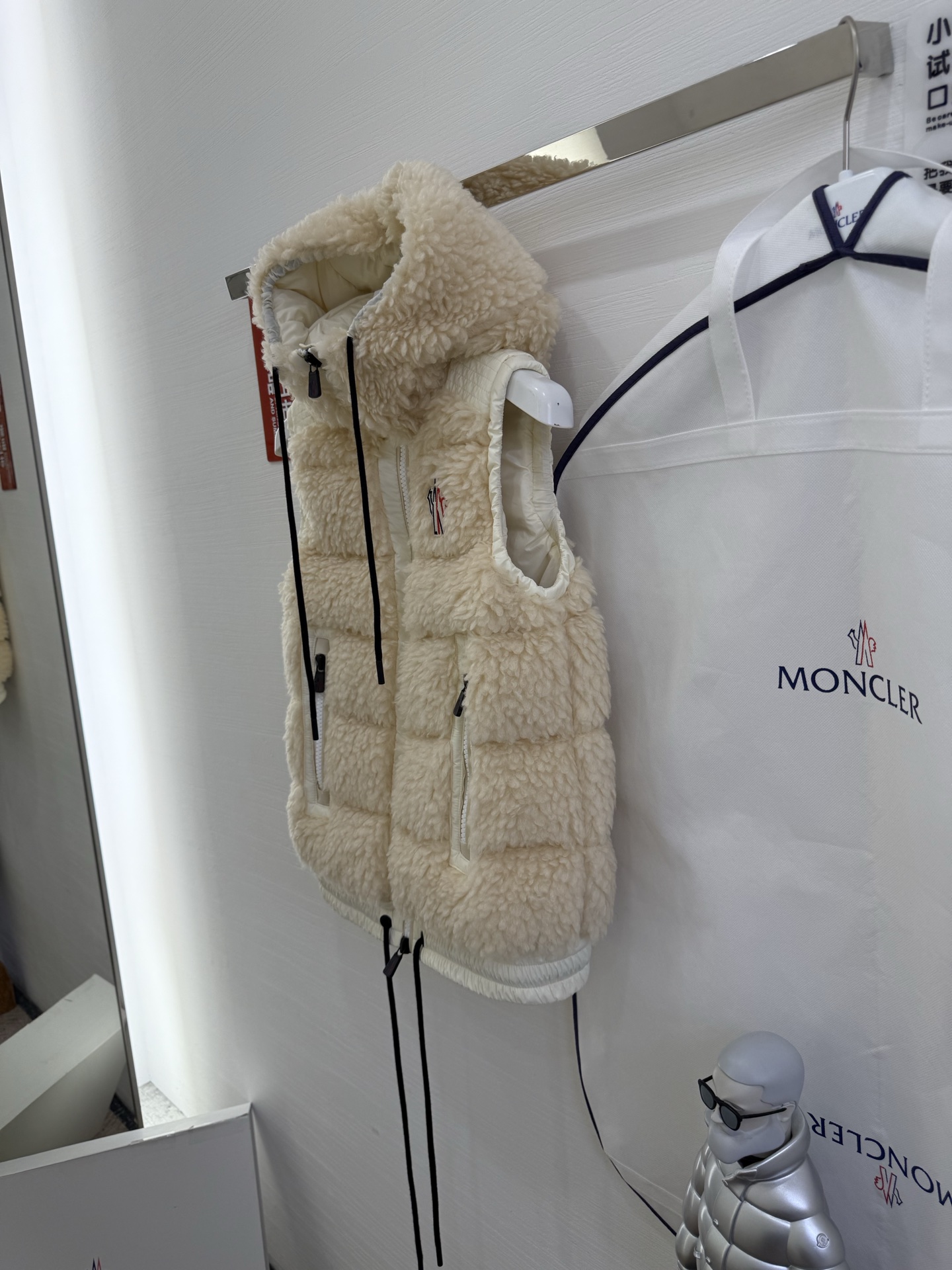 25Moncler蒙口经典Teddy泰迪连帽休闲女士羽绒马甲码数：123颜色：米白 粉色 蓝色 黑色