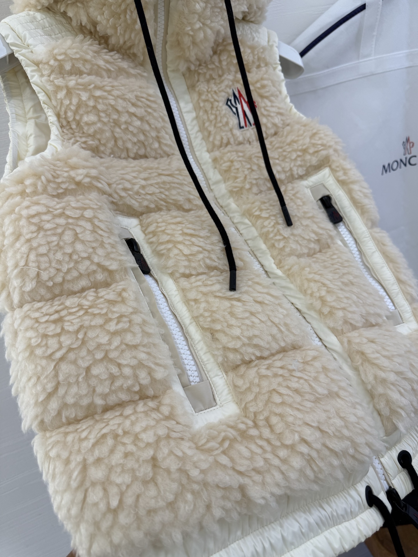 25Moncler蒙口经典Teddy泰迪连帽休闲女士羽绒马甲码数：123颜色：米白 粉色 蓝色 黑色