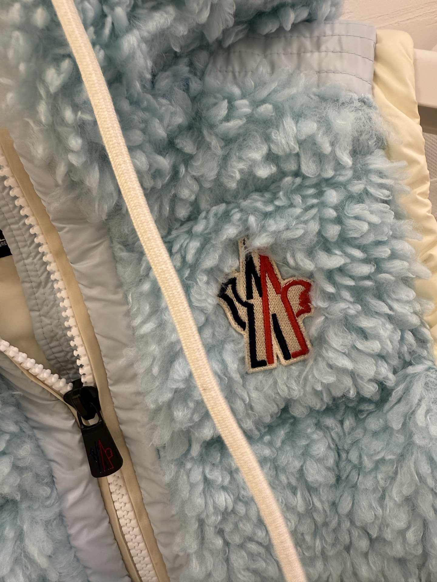 25Moncler蒙口经典Teddy泰迪连帽休闲女士羽绒马甲码数：123颜色：米白 粉色 蓝色 黑色
