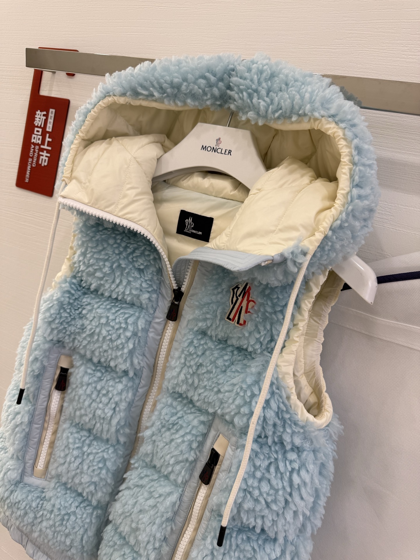 25Moncler蒙口经典Teddy泰迪连帽休闲女士羽绒马甲码数：123颜色：米白 粉色 蓝色 黑色
