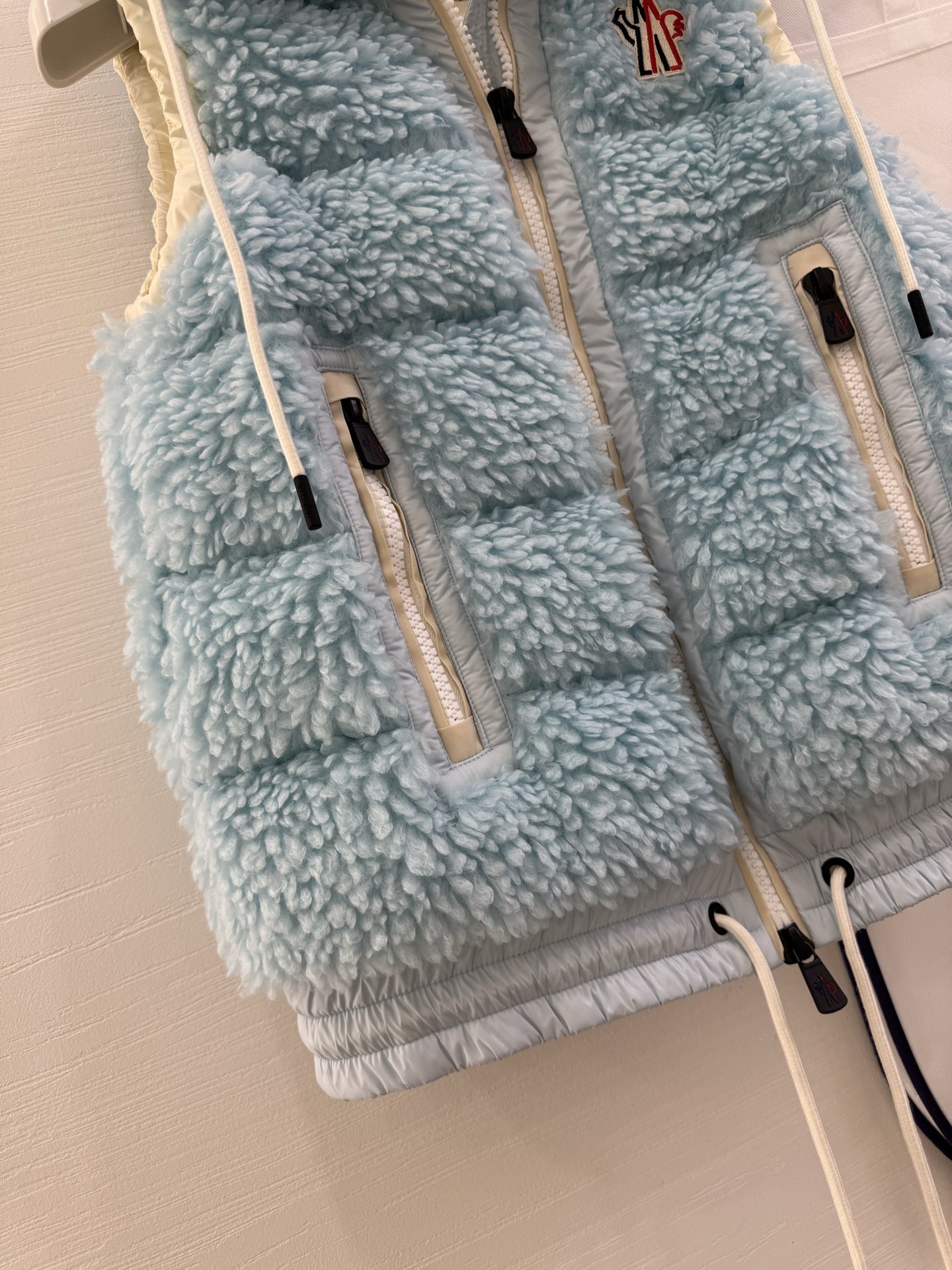 25Moncler蒙口经典Teddy泰迪连帽休闲女士羽绒马甲码数：123颜色：米白 粉色 蓝色 黑色