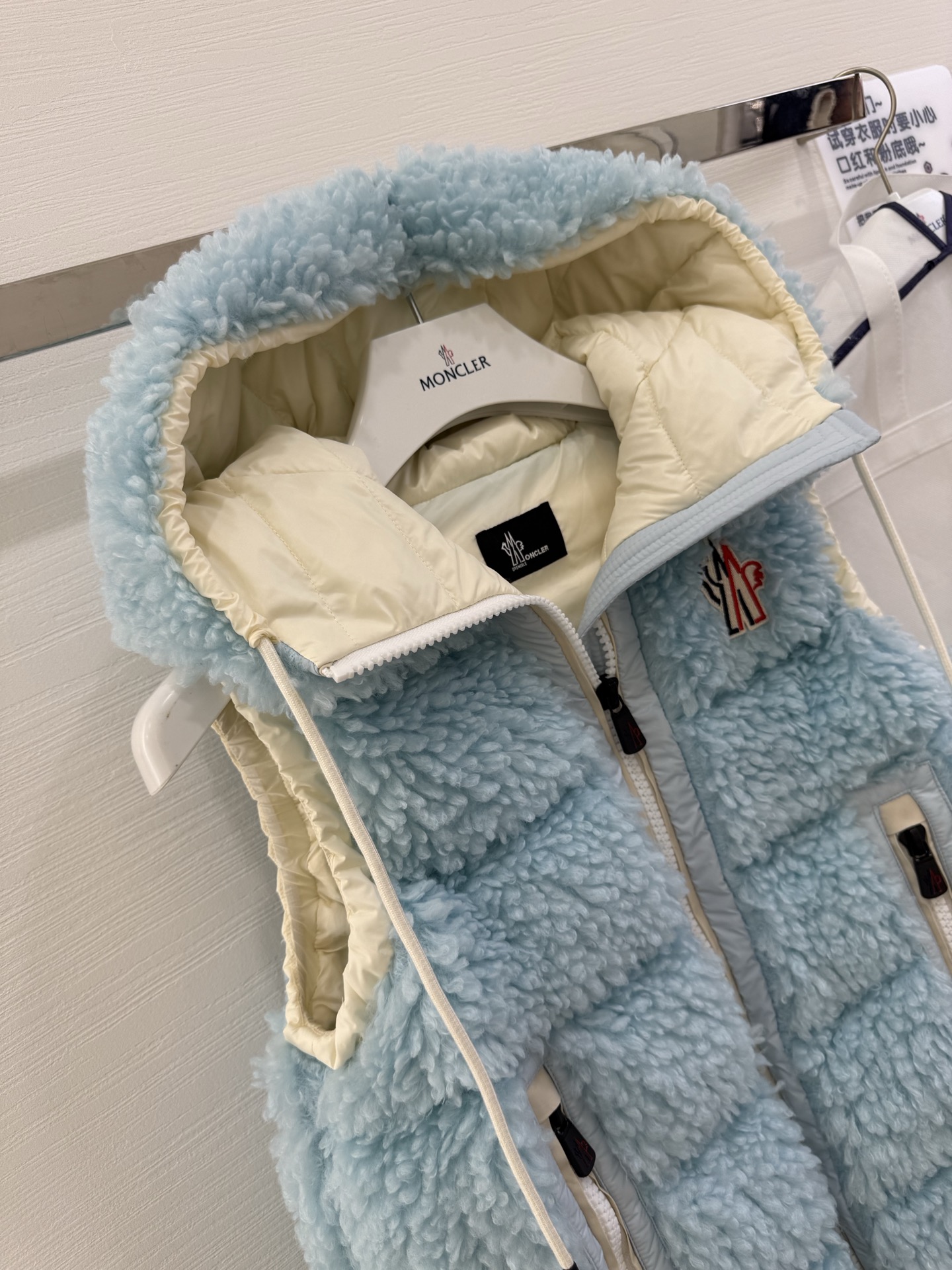 25Moncler蒙口经典Teddy泰迪连帽休闲女士羽绒马甲码数：123颜色：米白 粉色 蓝色 黑色